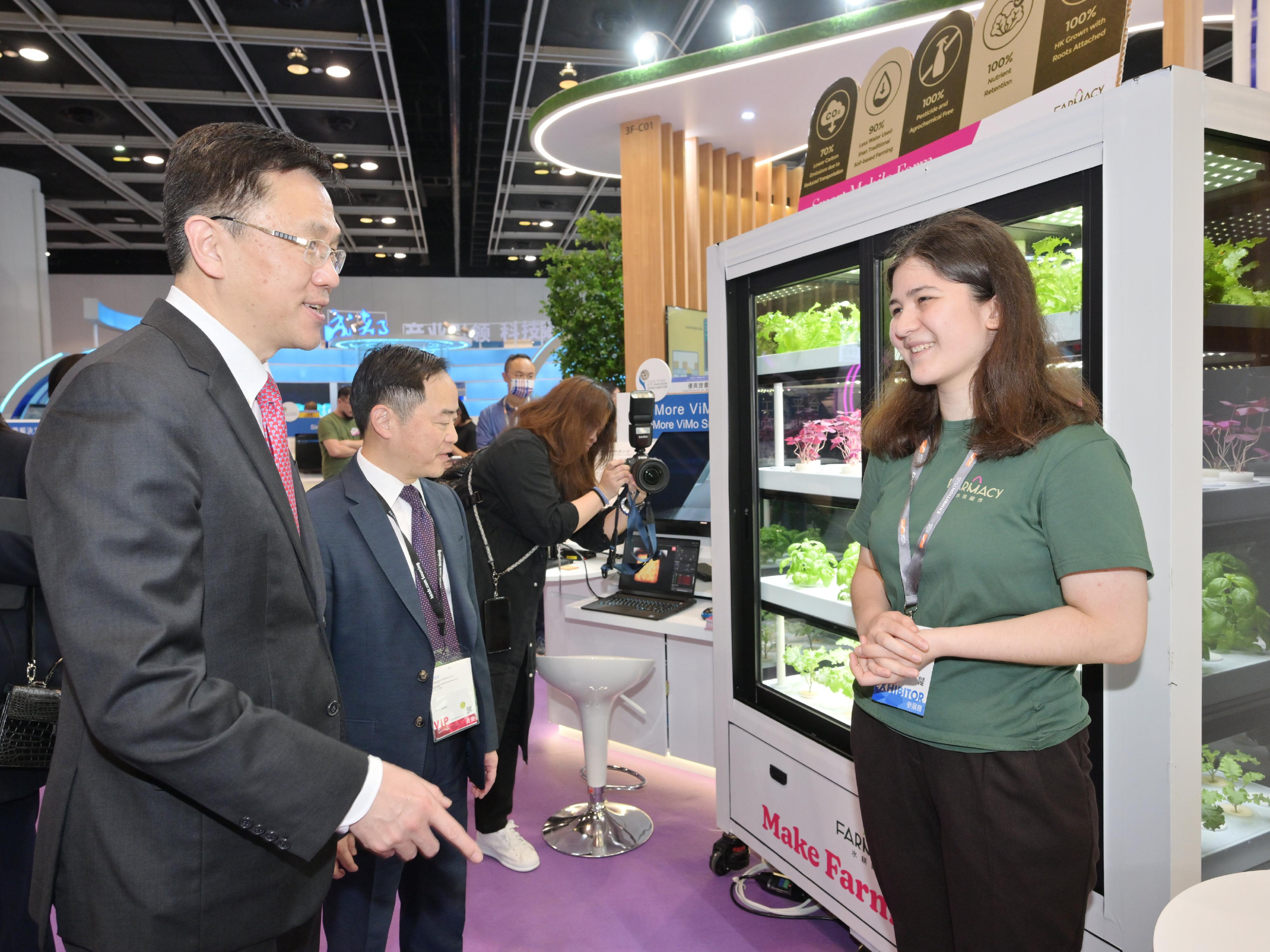 The Secretary for Innovation, Technology and Industry, Professor Sun Dong (first left), visited the Smart Hong Kong Pavilion at InnoEX today (April 12) and was briefed on a winning entry of the Hong Kong ICT Awards 2022. Looking on is the Acting Government Chief Information Officer, Mr Tony Wong (second left).