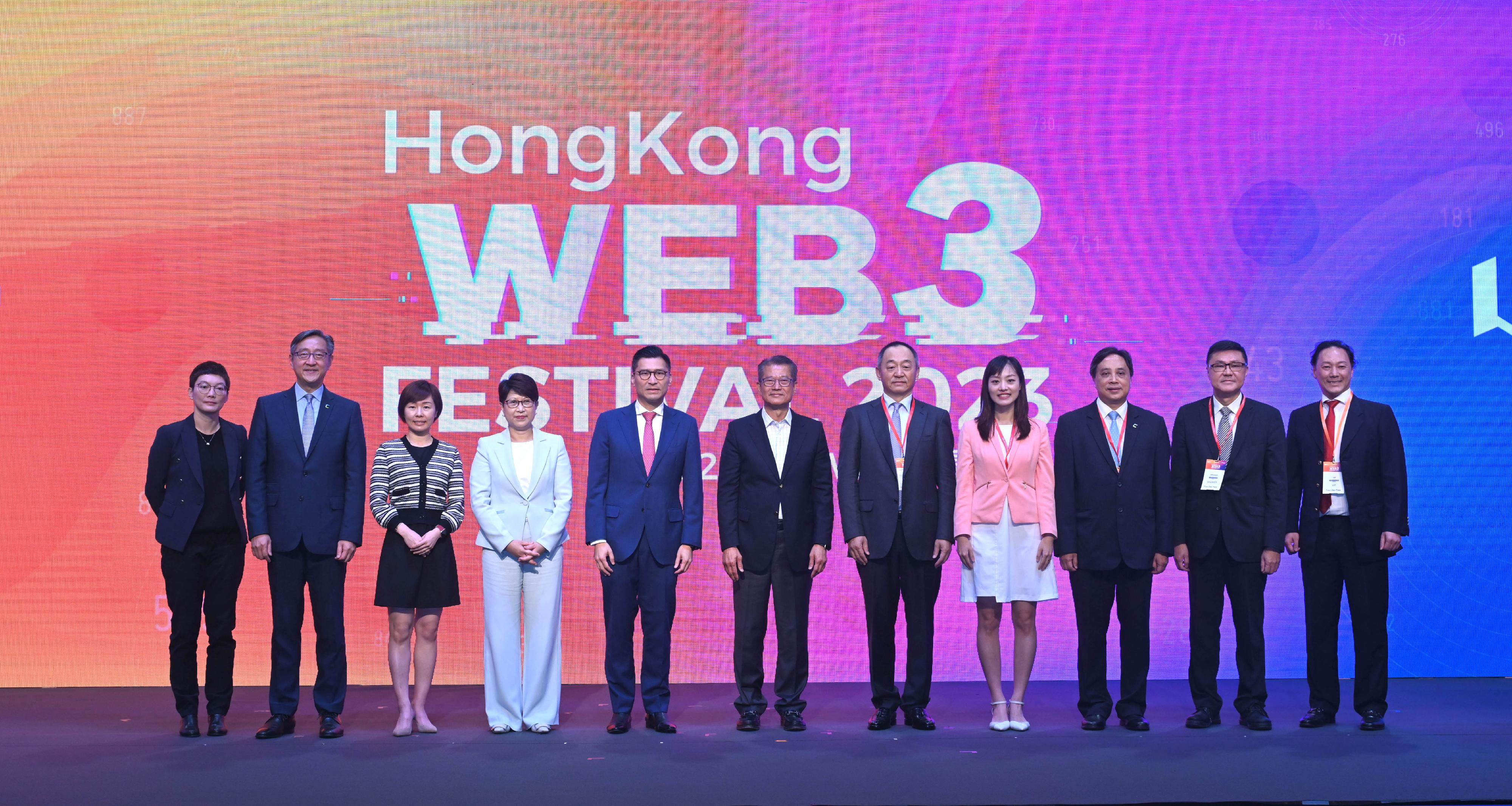 財政司司長陳茂波今日（四月十二日）出席2023香港Web3嘉年華開幕式。圖示（左五起）立法會議員（科技創新界）邱達根、陳茂波、萬向區塊鏈實驗室創始人及HashKey Group董事長肖風博士和其他嘉賓合照。