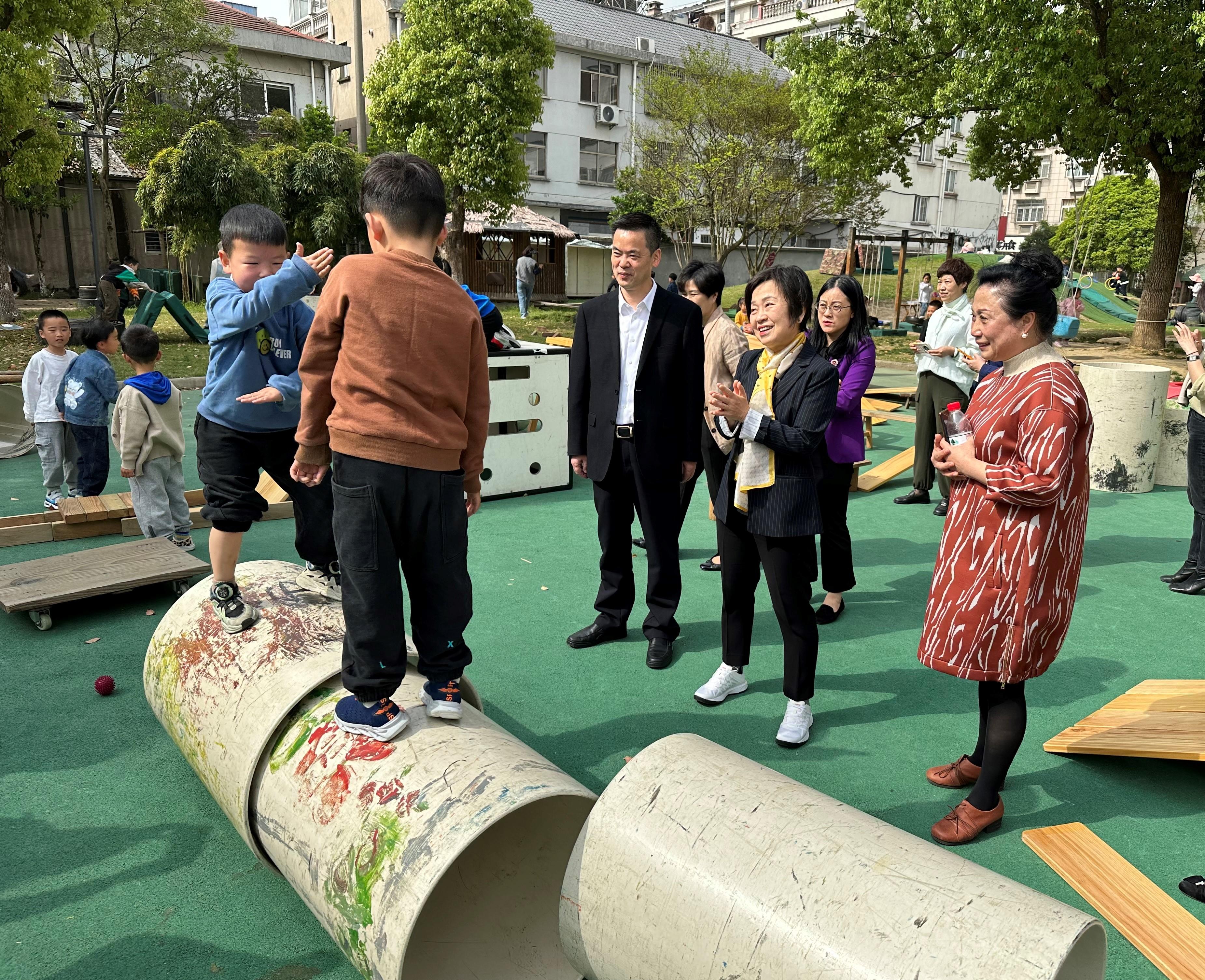教育局局長蔡若蓮博士昨日（四月十二日）到訪位於浙江省湖州市的安吉縣機關幼兒園。圖示蔡若蓮博士（前排右二）觀察學生進行戶外遊戲學習。