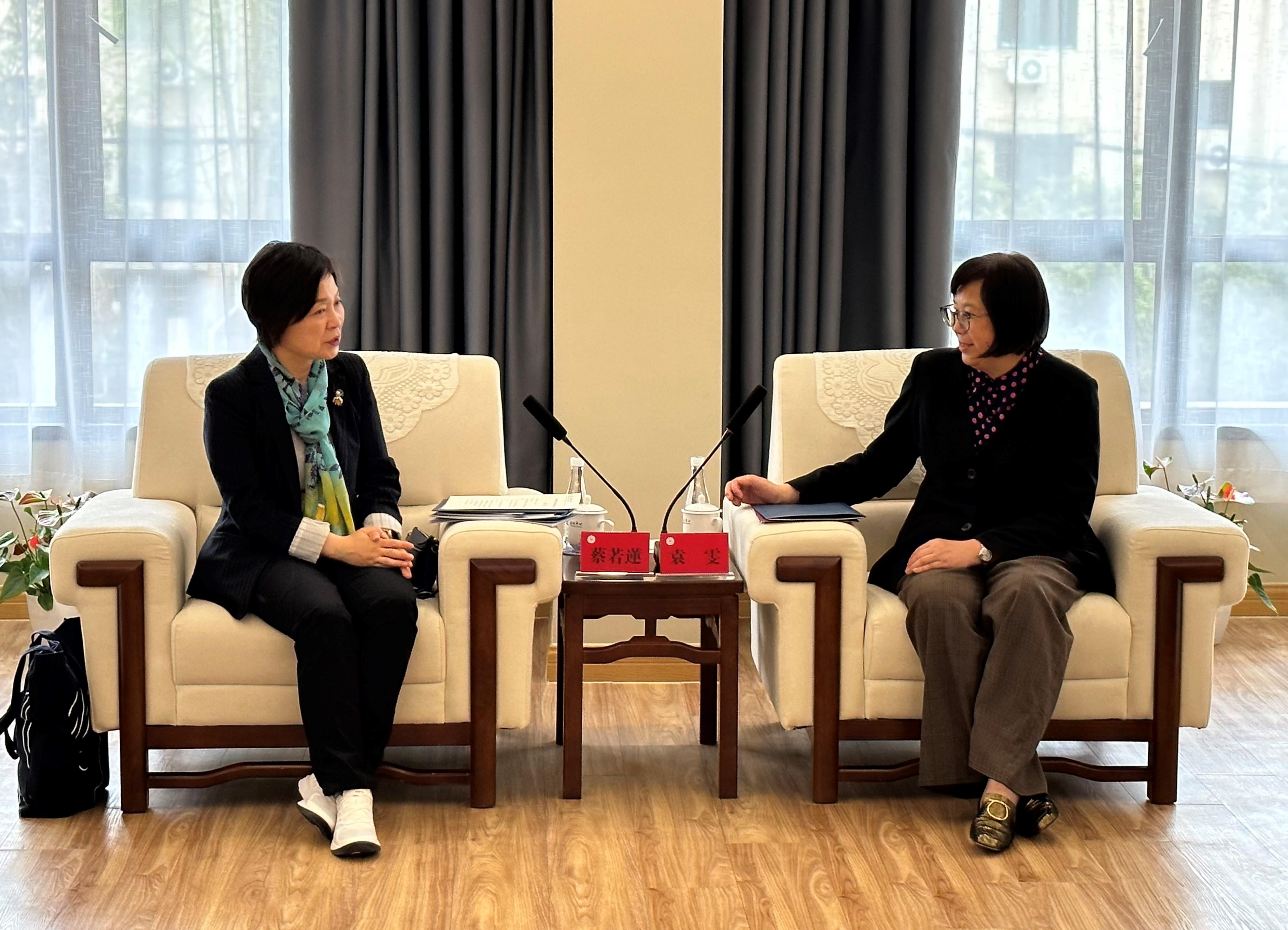 教育局局长蔡若莲博士（左）今日（四月十三日）到访位于上海的上海师范大学，并与校长袁雯博士（右）会面。