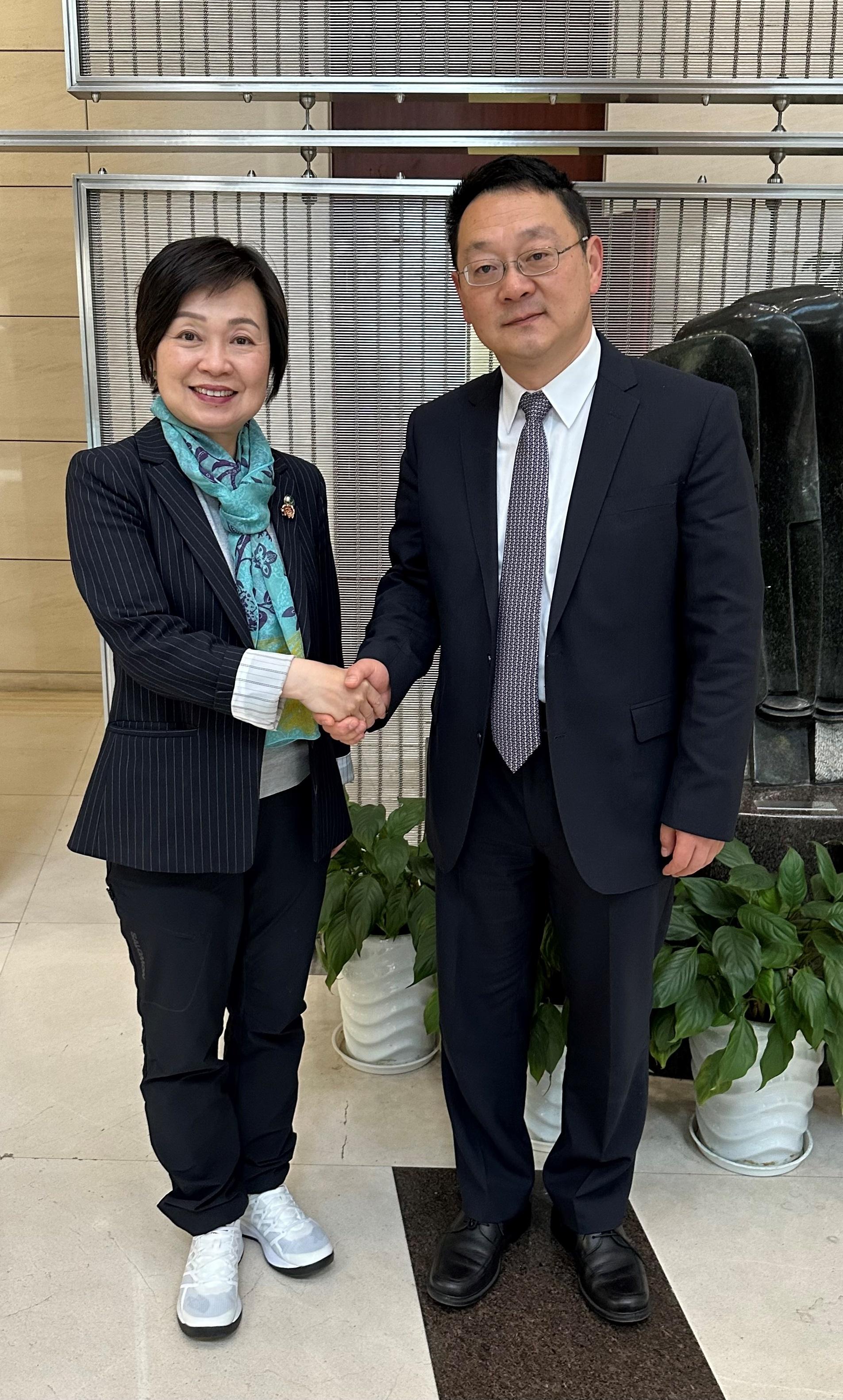 教育局局长蔡若莲博士（左）今日（四月十三日）在上海与上海市教育委员会主任周亚明（右）会晤。