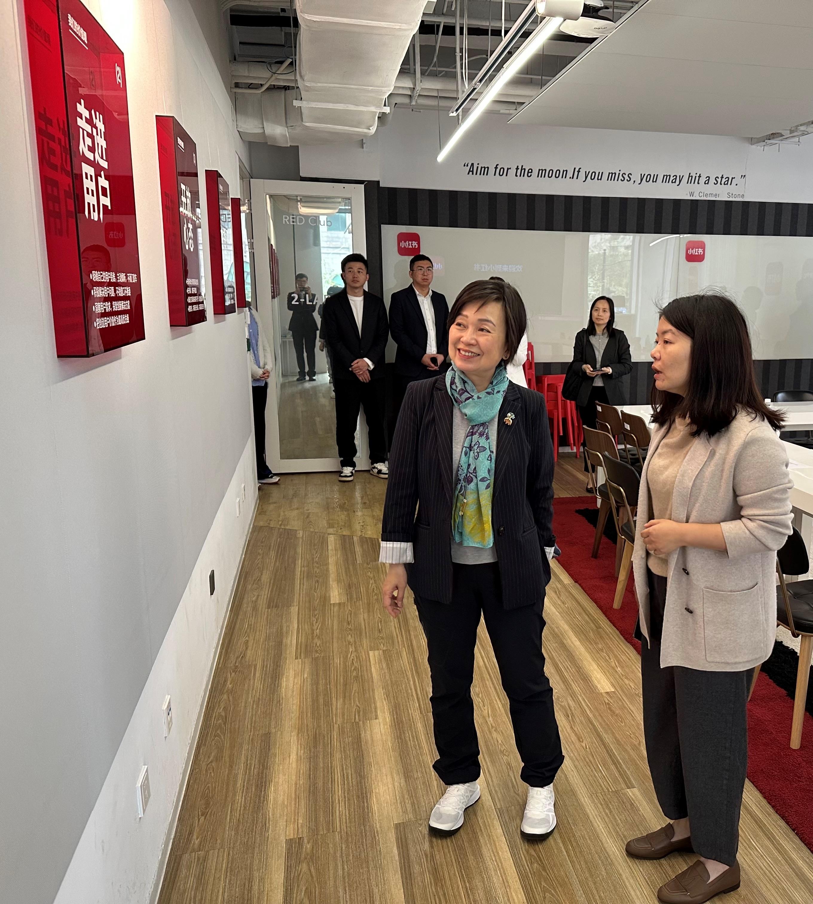 教育局局長蔡若蓮博士（左一）今日（四月十三日）到訪位於上海的小紅書總部，了解內地社交媒體平台的發展。