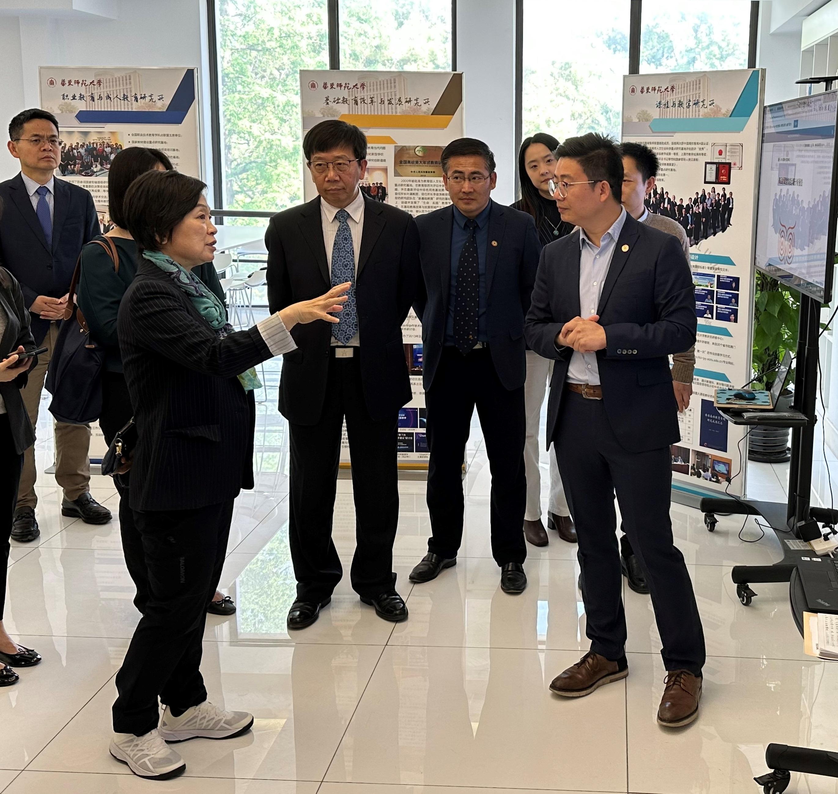The Secretary for Education, Dr Choi Yuk-lin (third left), today (April 13) visits East China Normal University in Shanghai.