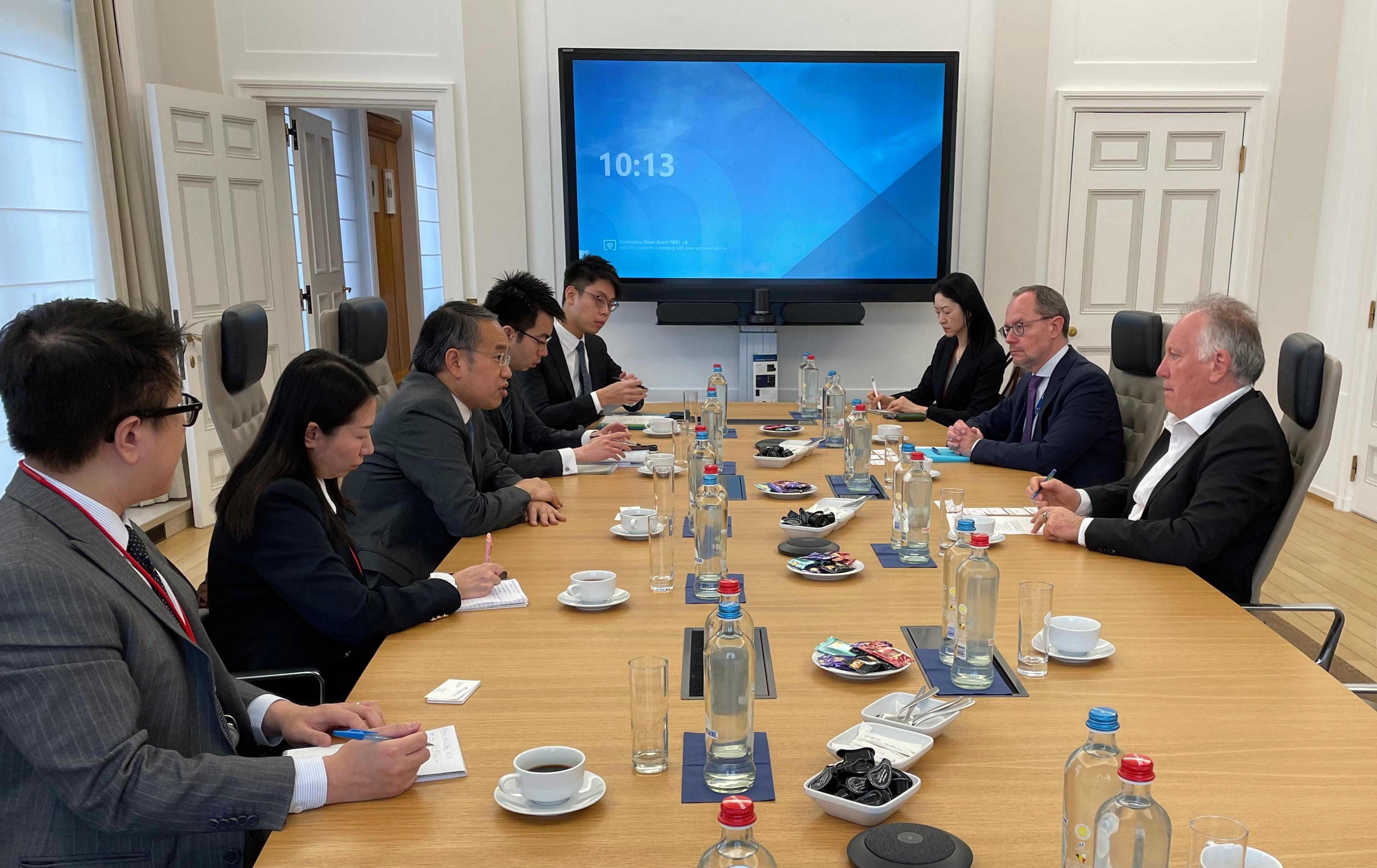 The Secretary for Financial Services and the Treasury, Mr Christopher Hui (third left), yesterday (April 13, Brussels time) met with Director of the National Bank of Belgium (NBB) Mr Tom Dechaene (first right), and the Head of the Research Department of the NBB, Mr Xavier Debrun (second right), in Brussels, Belgium. 


