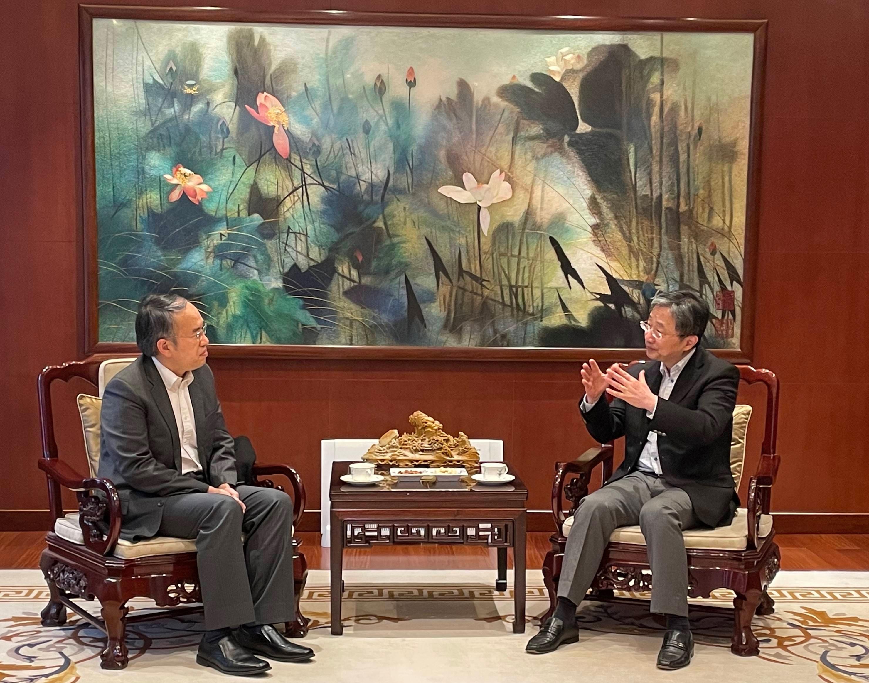 The Secretary for Financial Services and the Treasury, Mr Christopher Hui (left), yesterday (April 13, Brussels time) paid a courtesy call on the Chargé d'Affaires ad Interim of the Chinese Mission to the European Union, Mr Wang Hongjian (right), in Brussels, Belgium.


