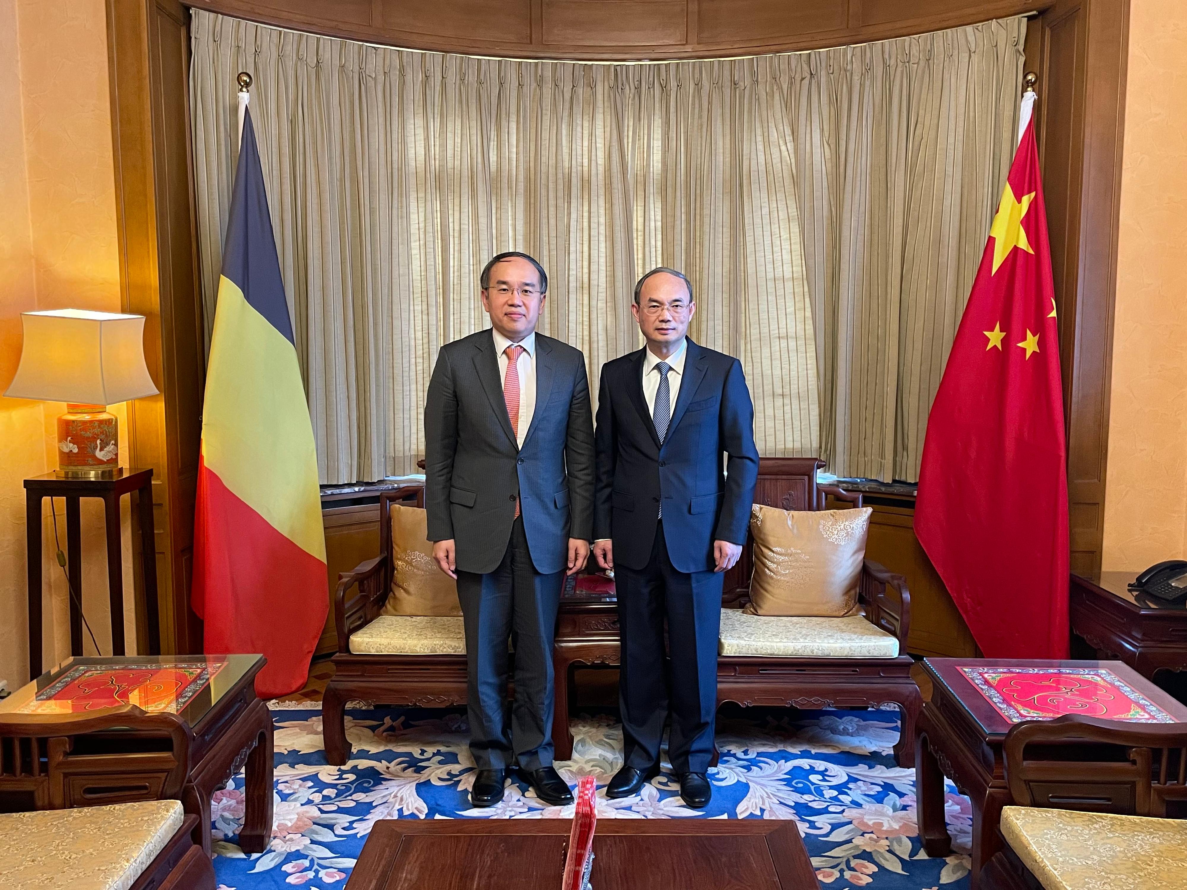 The Secretary for Financial Services and the Treasury, Mr Christopher Hui (left), yesterday (April 14, Brussels time) paid a courtesy call on the Chinese Ambassador to Belgium, Mr Cao Zhongming (right) in Brussels, Belgium.
