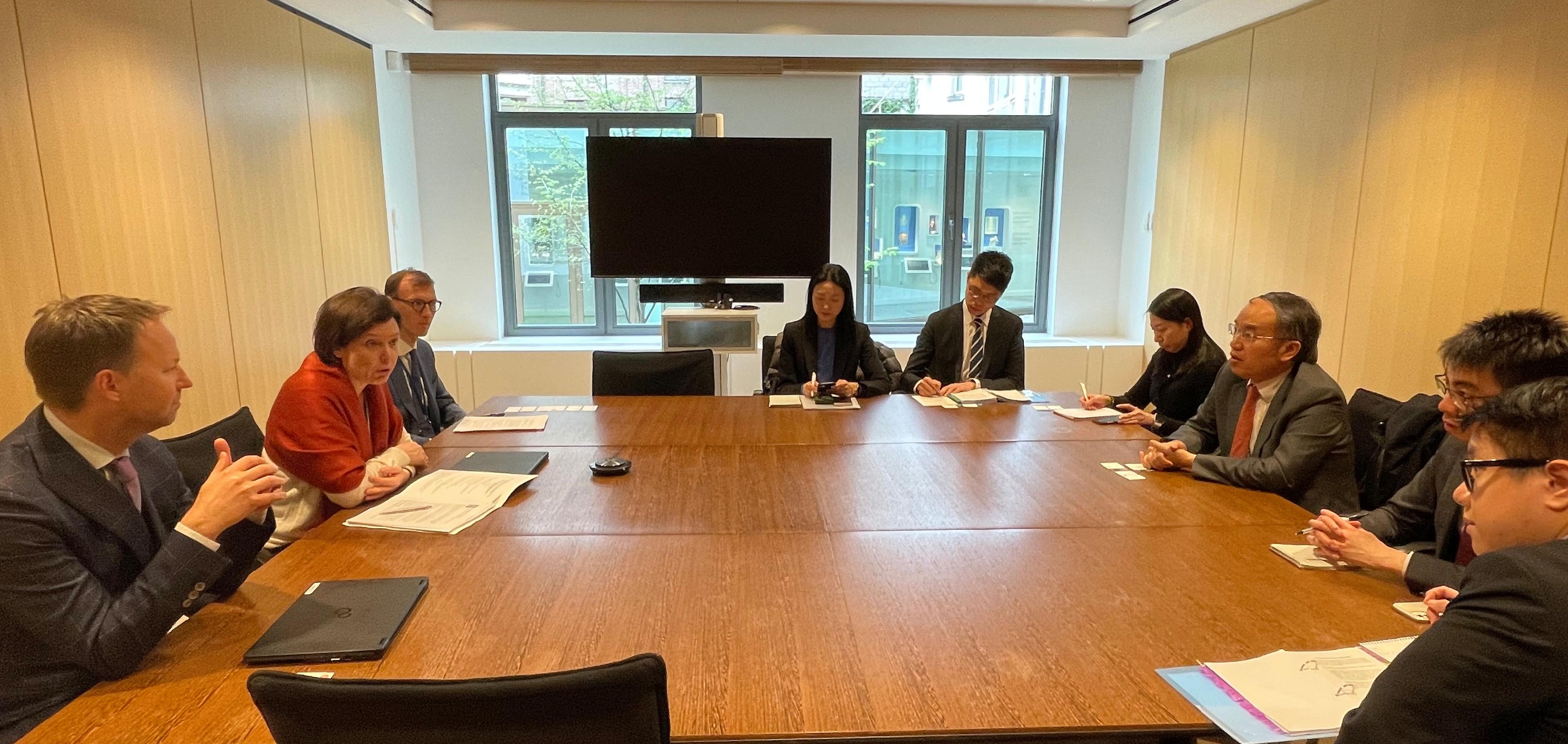 The Secretary for Financial Services and the Treasury, Mr Christopher Hui (third right), yesterday (April 14, Brussels time) met with the Deputy Chairman of the Belgian Financial Services and Markets Authority, Ms Annemie Rombouts (second left) in Brussels, Belgium.


