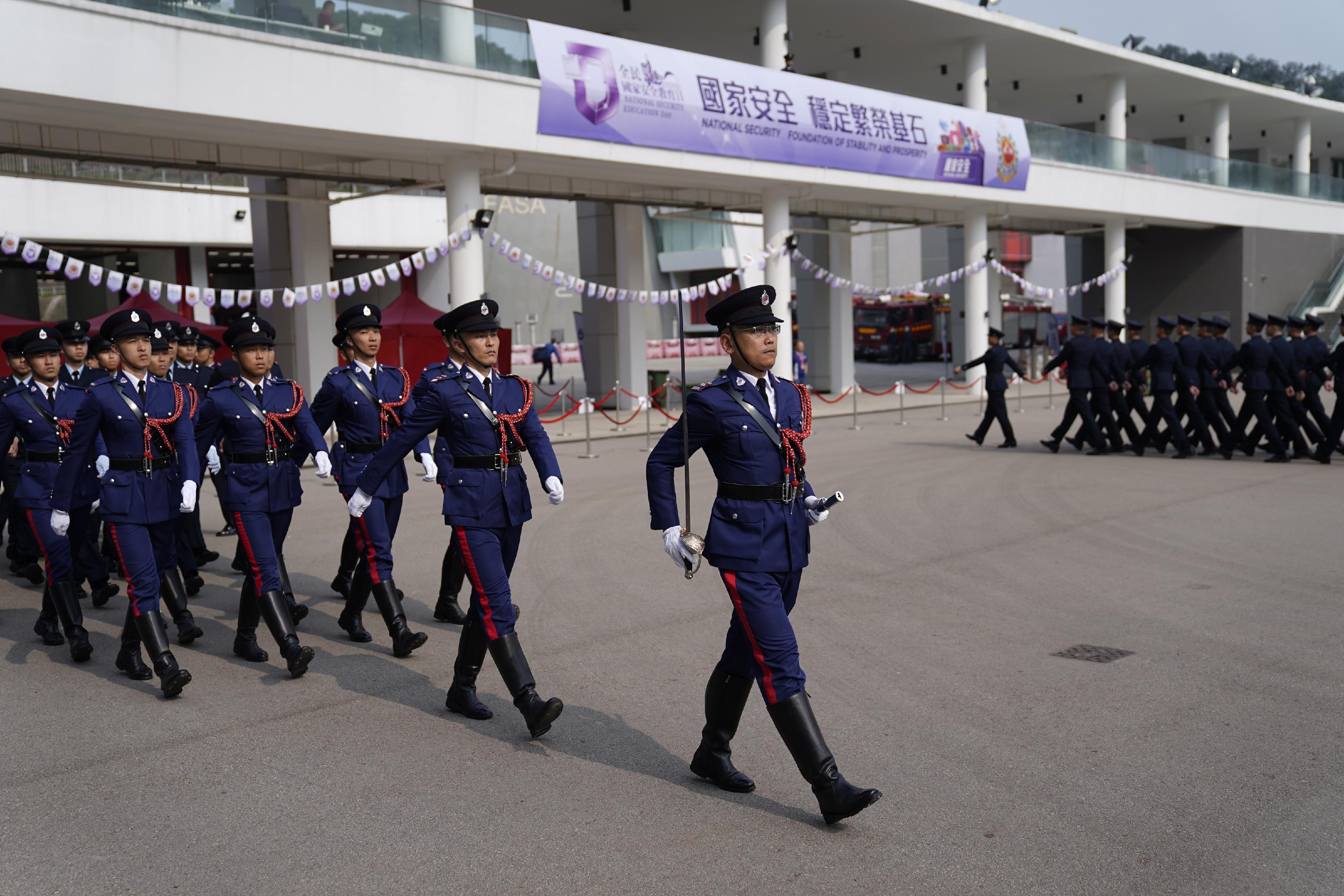 The Fire Services Department (FSD) held an open day at the Fire and Ambulance Services Academy today (April 15) to introduce training facilities in the Academy. Various demonstrations, experiences and performances were arranged for the public. Photo shows the FSD's Guard of Honour performing the Chinese-style foot drill.