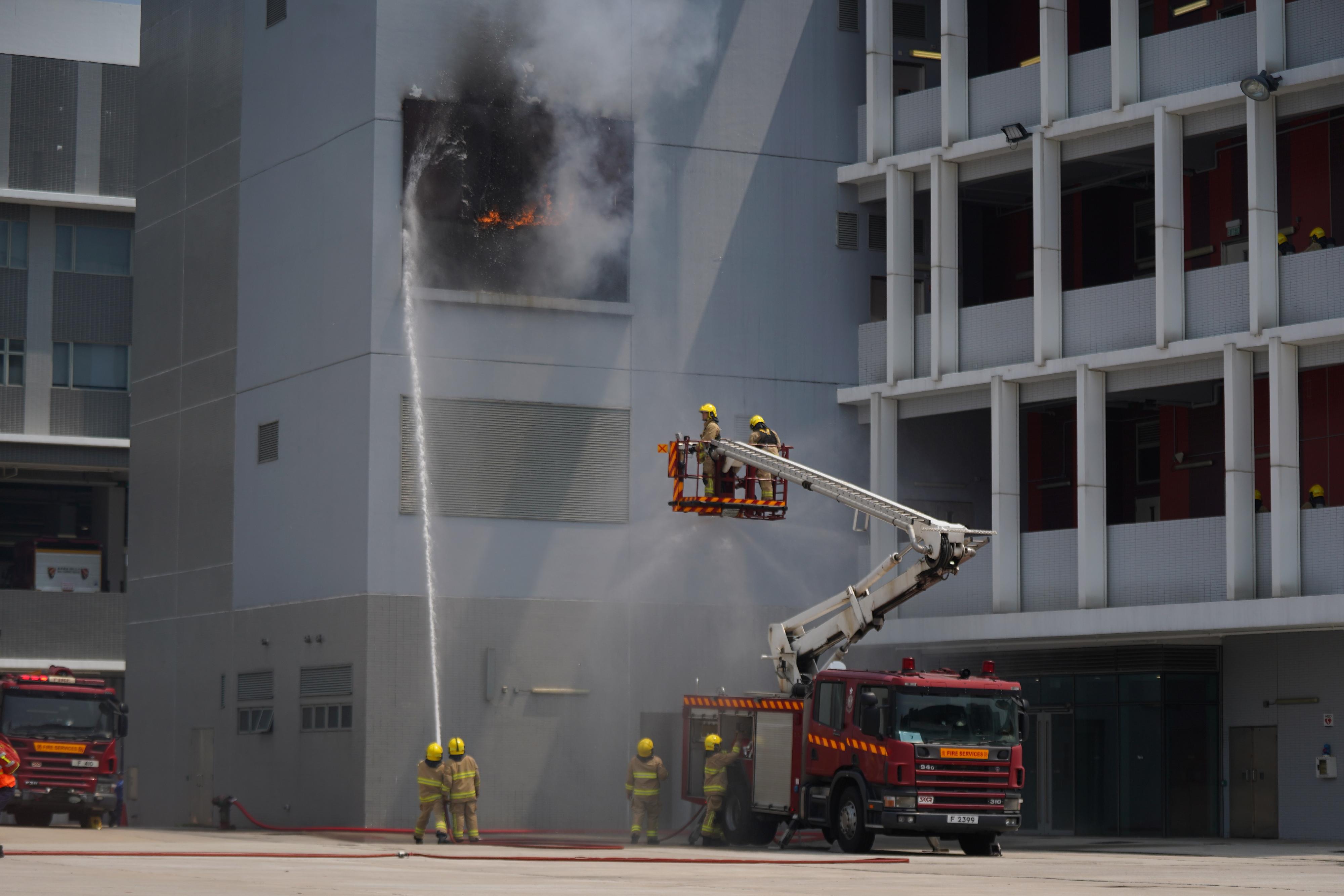 The Fire Services Department held an open day at the Fire and Ambulance Services Academy today (April 15) to introduce training facilities in the Academy. Various demonstrations, experiences and performances were arranged for the public. Photo shows fire personnel performing firefighting demonstration.