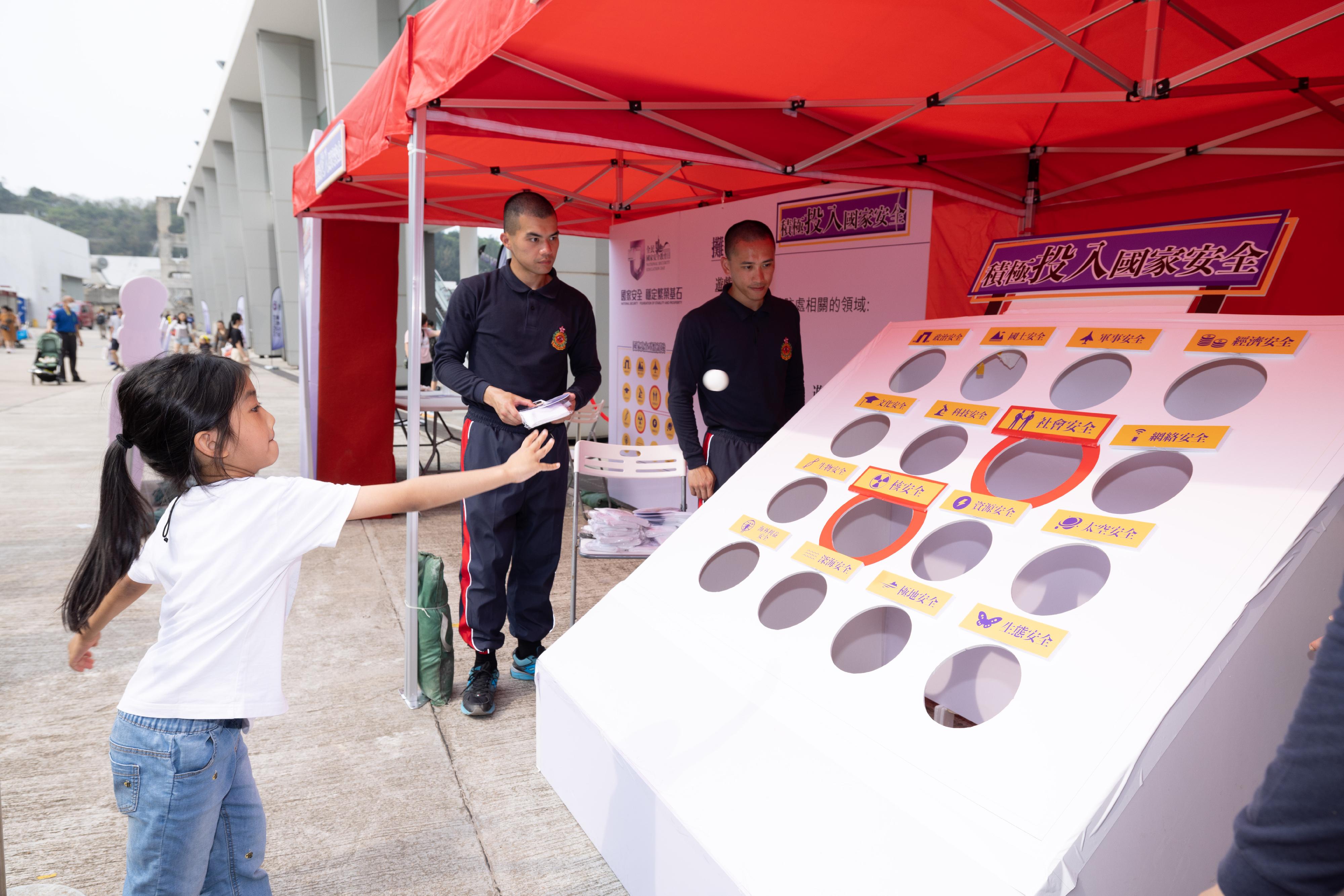 The Fire Services Department held an open day at the Fire and Ambulance Services Academy today (April 15) to introduce training facilities in the Academy. Various demonstrations, experiences and performances were arranged for the public. Photo shows a game booth on national security which enhance public understanding of the importance of national security through interactive engagement.