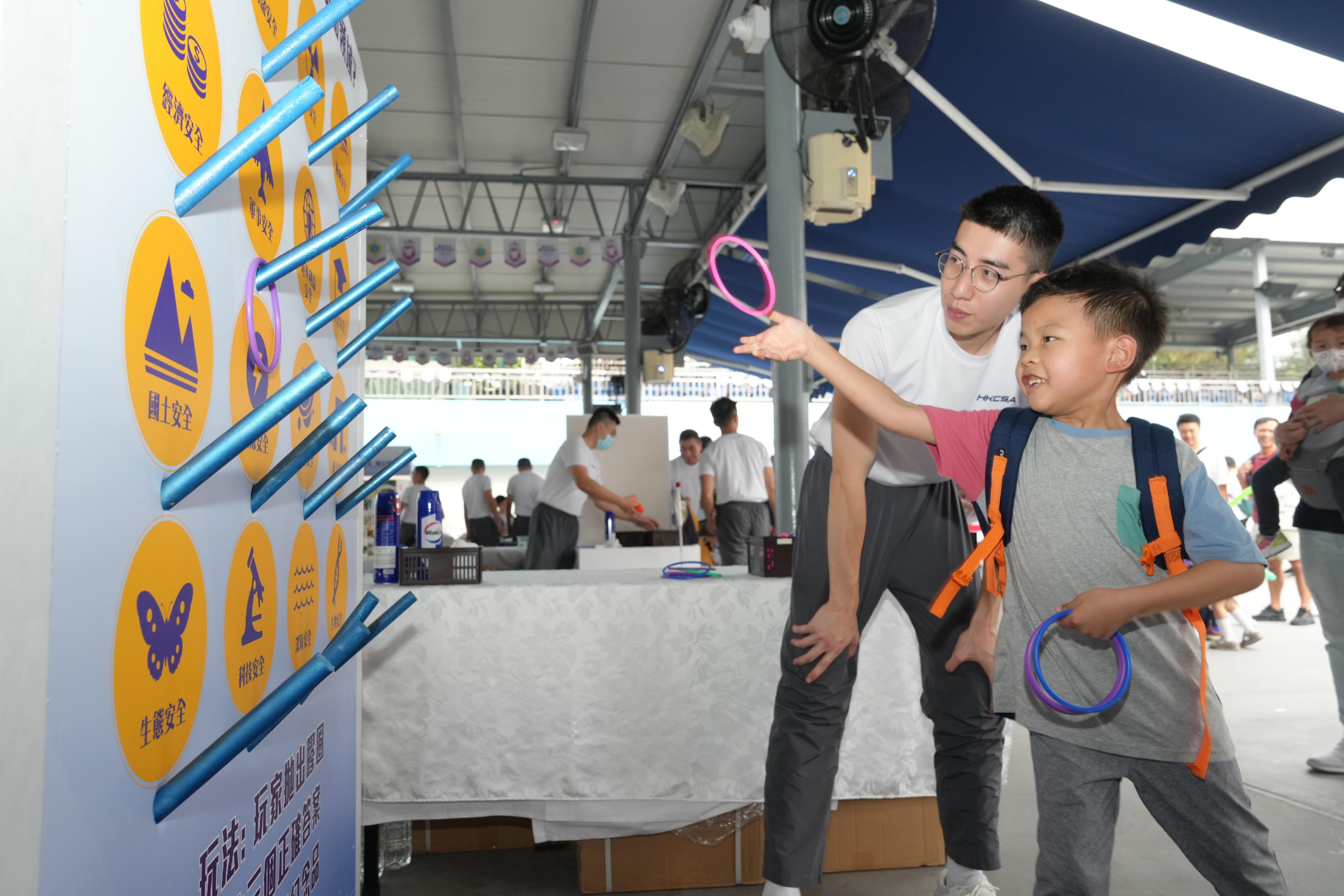 The Correctional Services Department held an open day at the Hong Kong Correctional Services Academy today (April 15), the National Security Education Day, to deepen the public's understanding of national security and the work of the department, including its work and effectiveness in safeguarding national security. Photo shows a member of the public playing booth games.