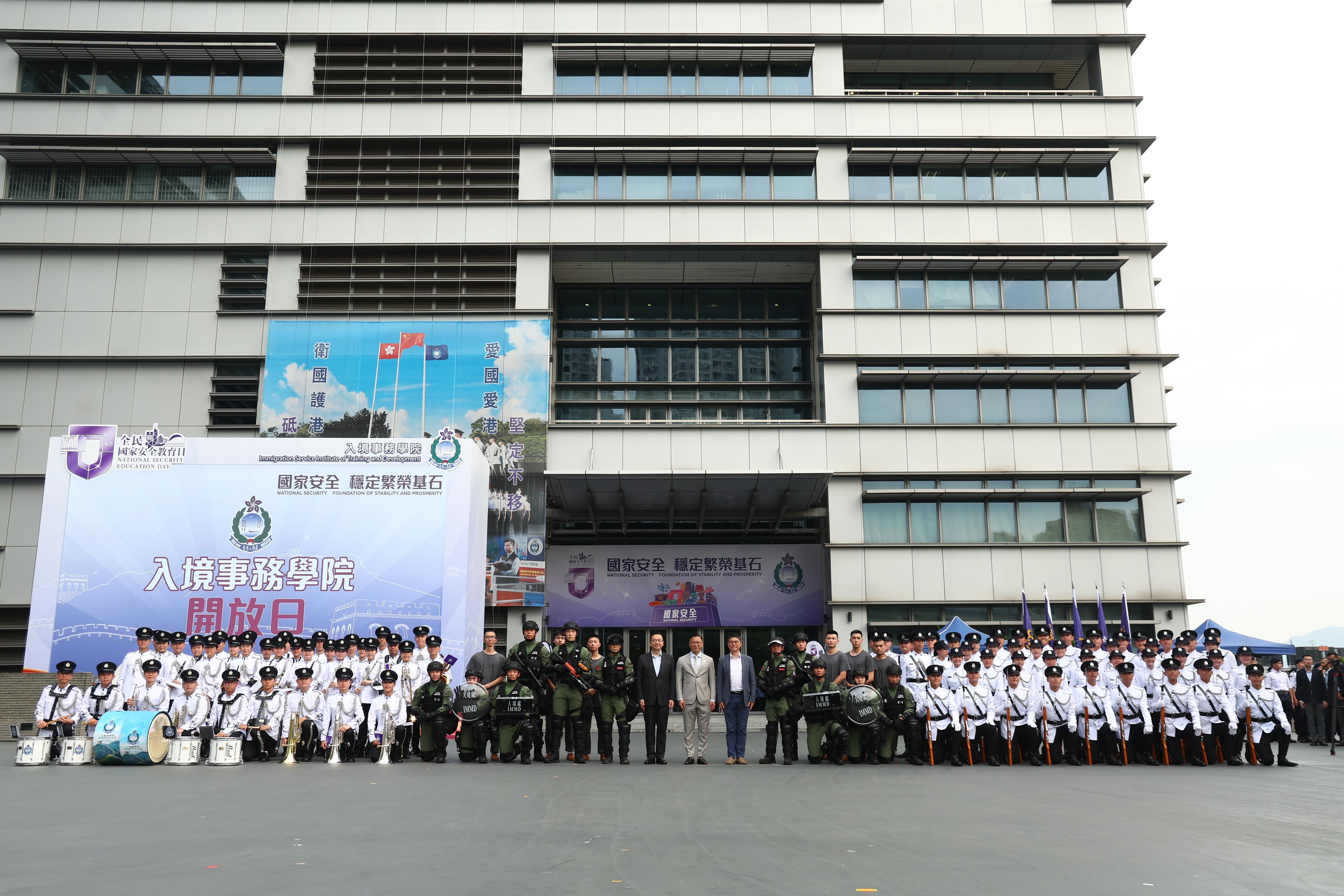 To support the National Security Education Day, the Immigration Service Institute of Training and Development held an open day today (April 15). Photo shows the Deputy Secretary for Justice, Mr Cheung Kwok-kwan (front row, centre), accompanied by directorate officers of the Immigration Department, having a group photo with members of the Immigration Service participating in the event.