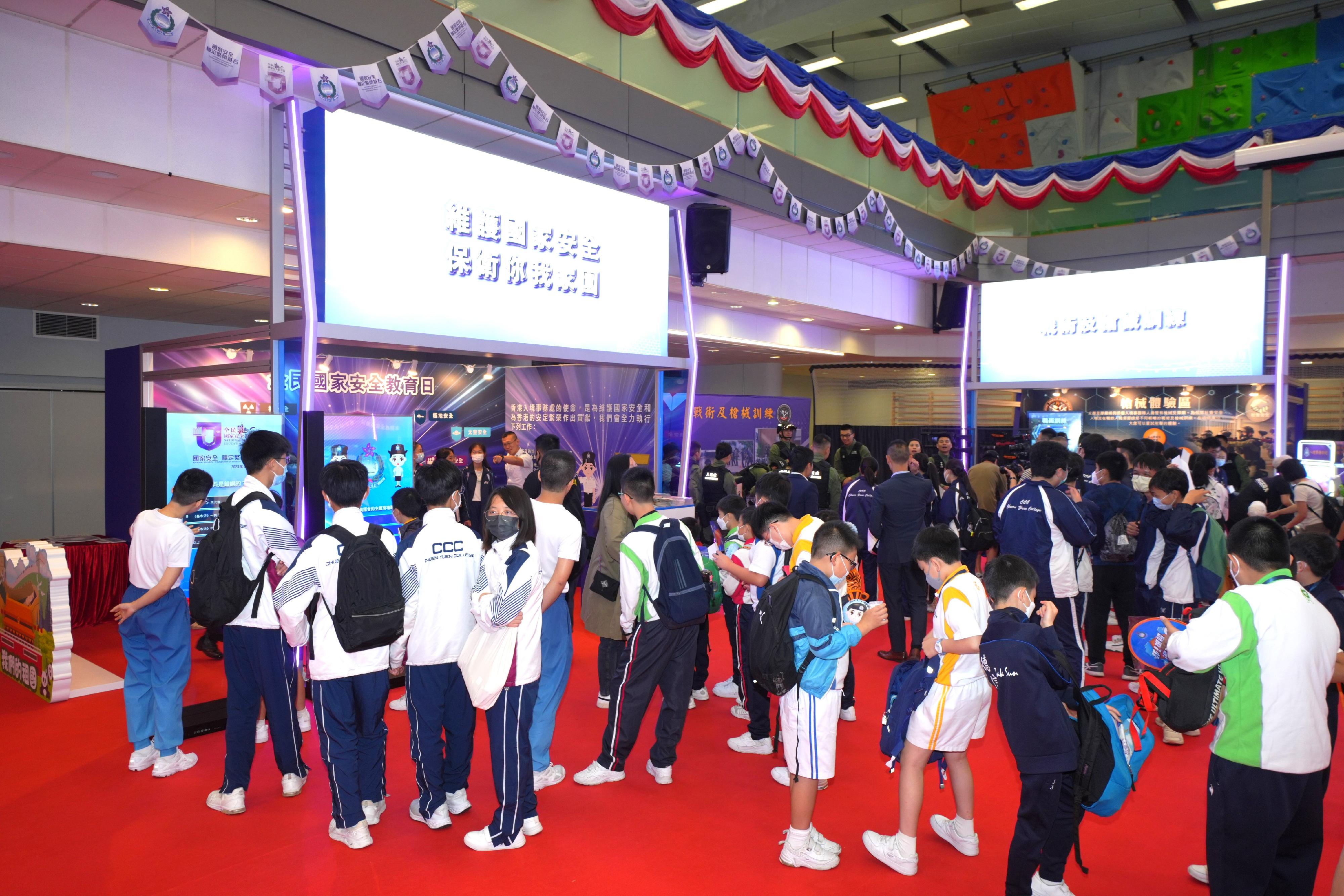 To support the National Security Education Day, the Immigration Service Institute of Training and Development held an open day today (April 15). Photo shows members of the public visited an exhibition booth.