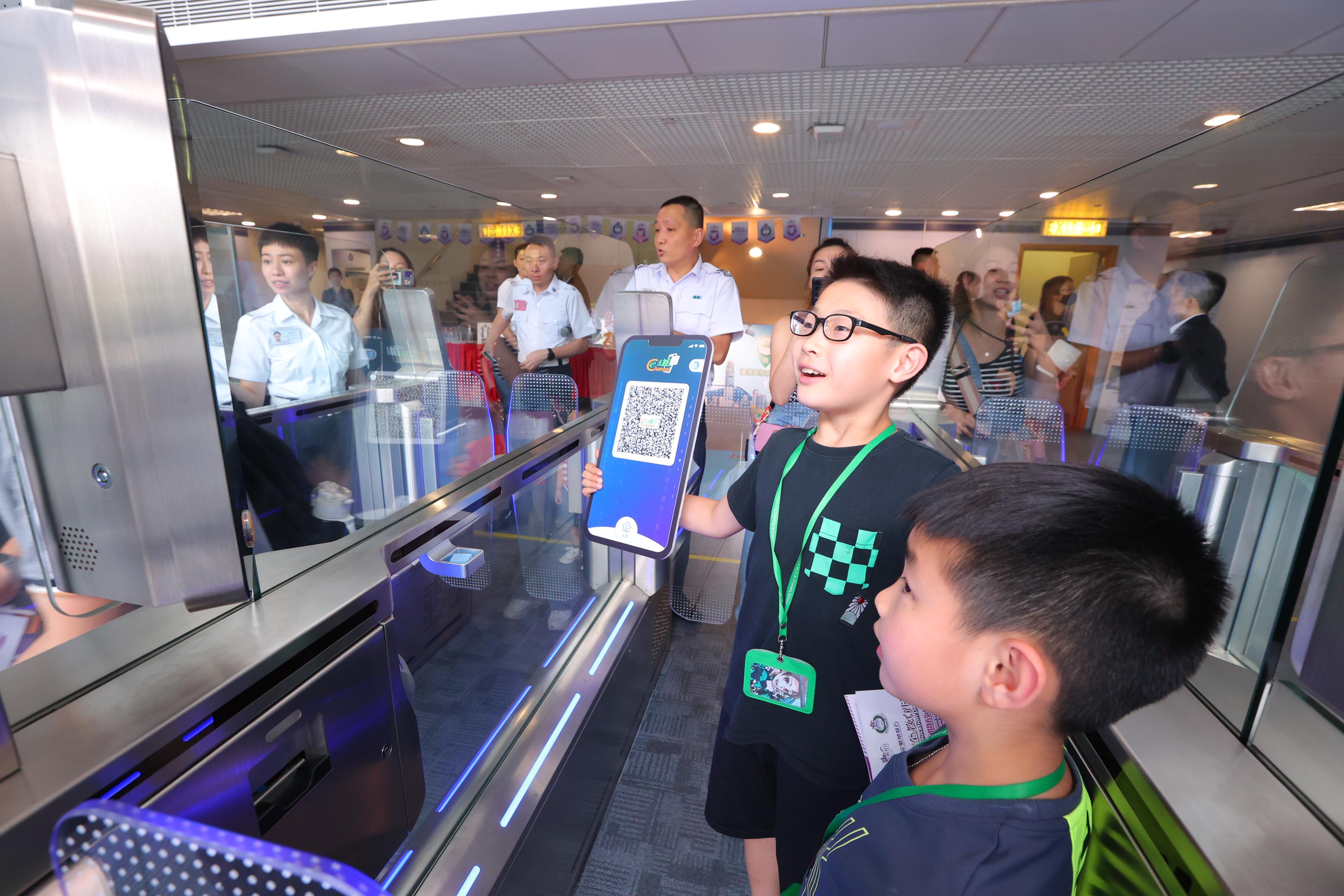 To support the National Security Education Day, the Immigration Service Institute of Training and Development held an open day today (April 15). Members of the public tried using a simulated Contactless e-Channel service.