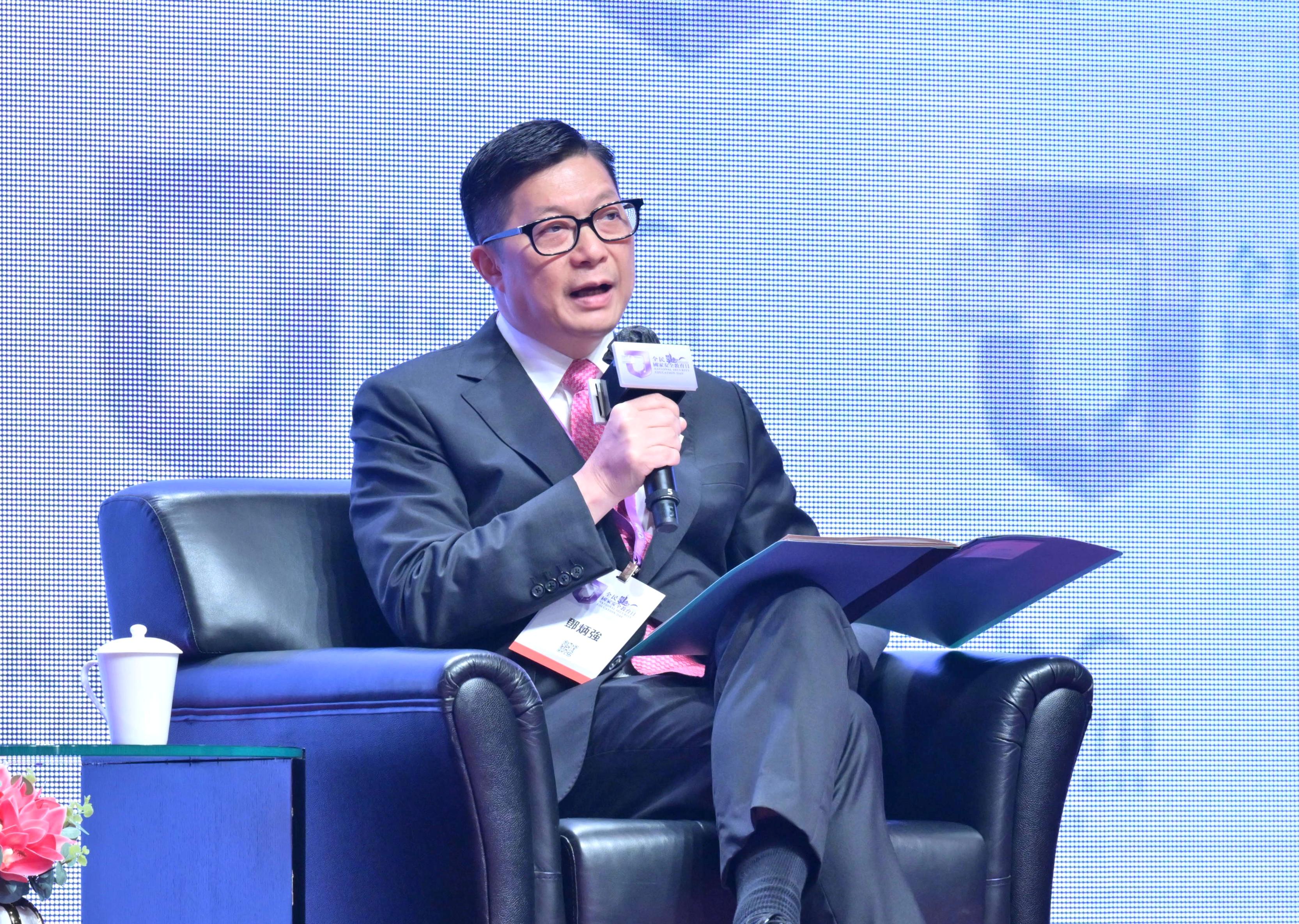 保安局局长邓炳强今日（四月十五日）在「全民国家安全教育日」的「金融安全及网络安全的挑战及应对」主题讲座发言。