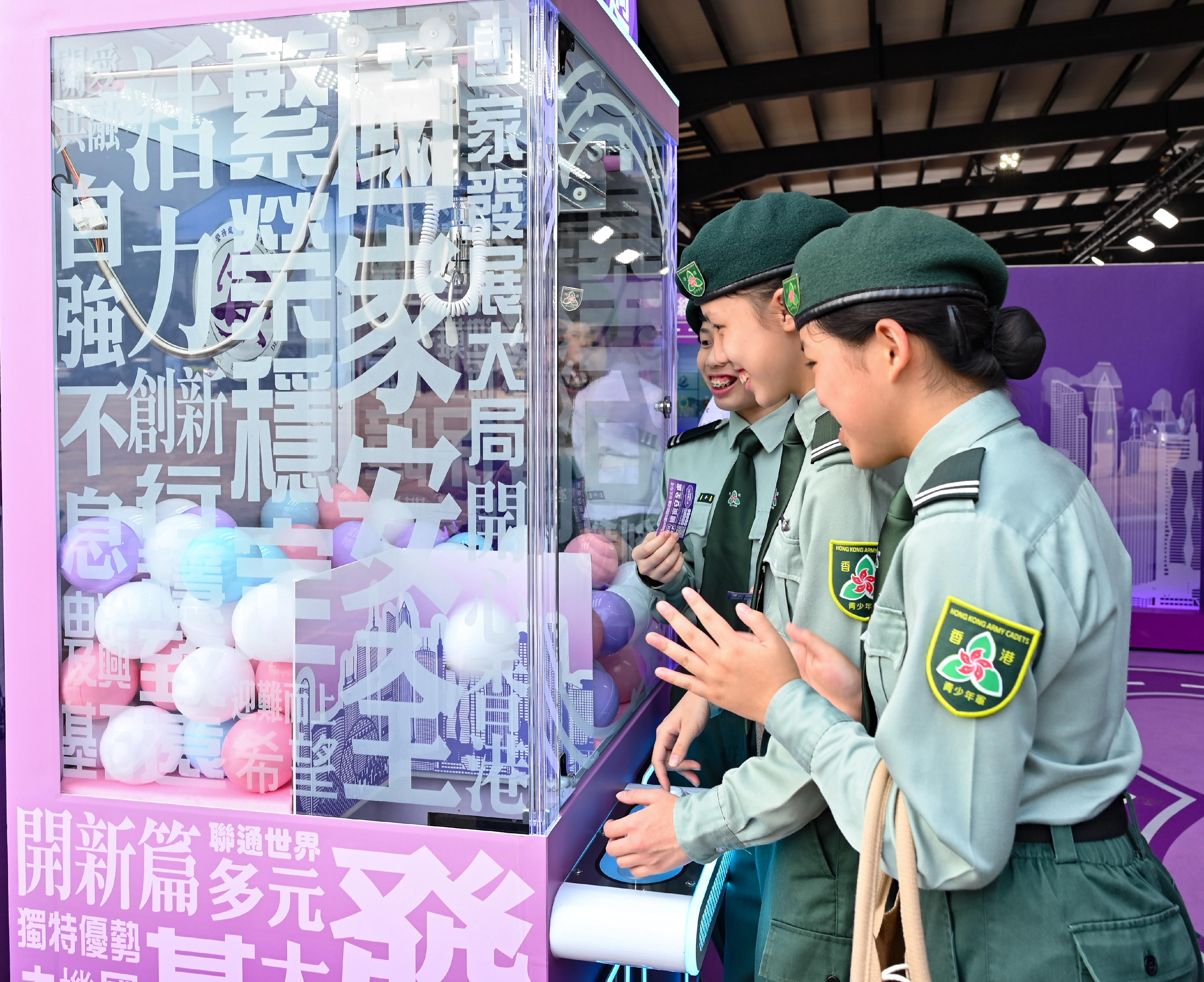 The Police Force held an open day in support of the National Security Education Day at Hong Kong Police College today (April 15). Photos shows participants taking part in a game hosted by the Force to learn more about national security.

