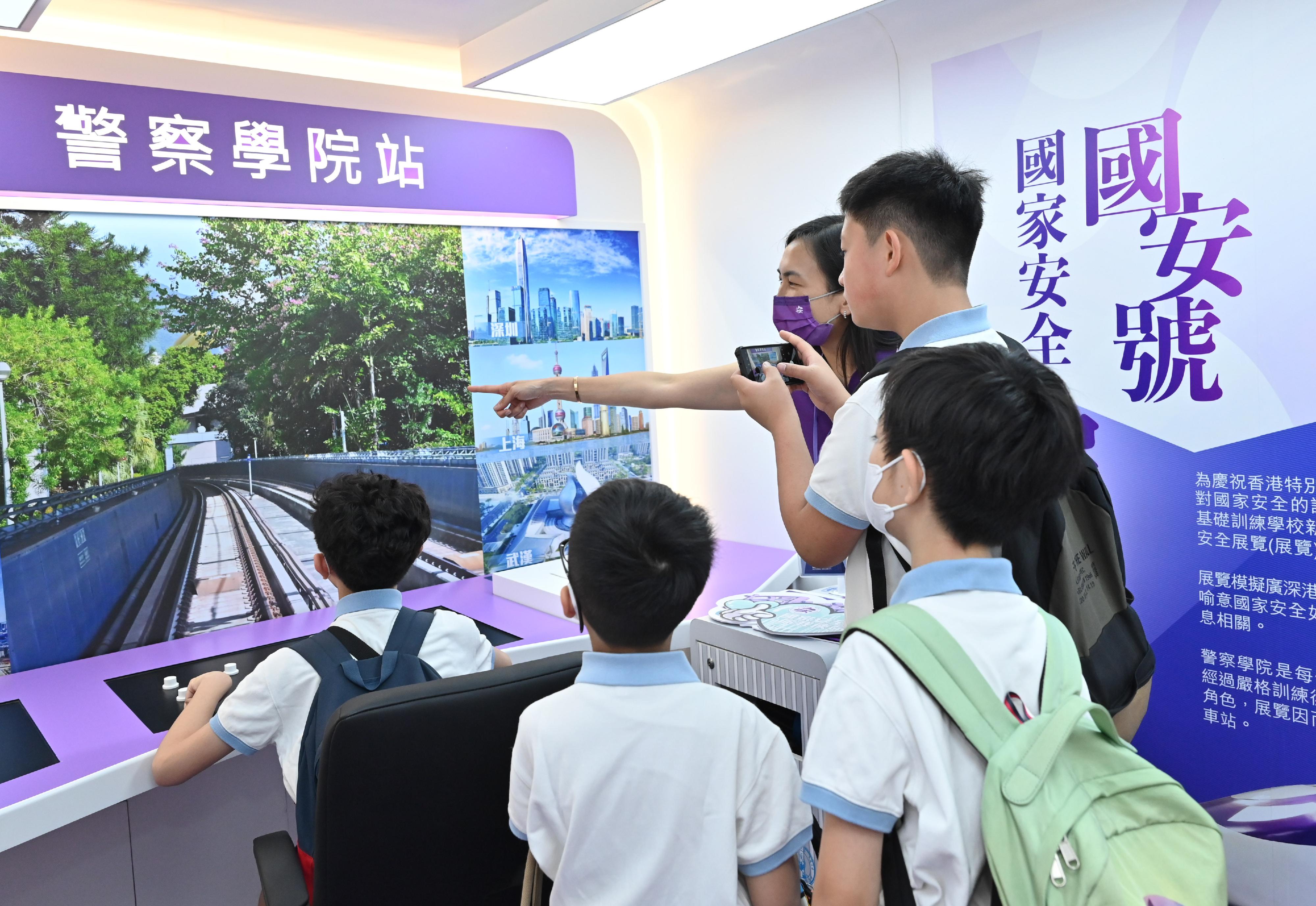 The Police Force held an open day in support of the National Security Education Day at Hong Kong Police College today (April 15). Photos shows a group of students participating in an interactive game at the “NS Express National Security Exhibition”, with a view to enhancing their understanding of national security.
