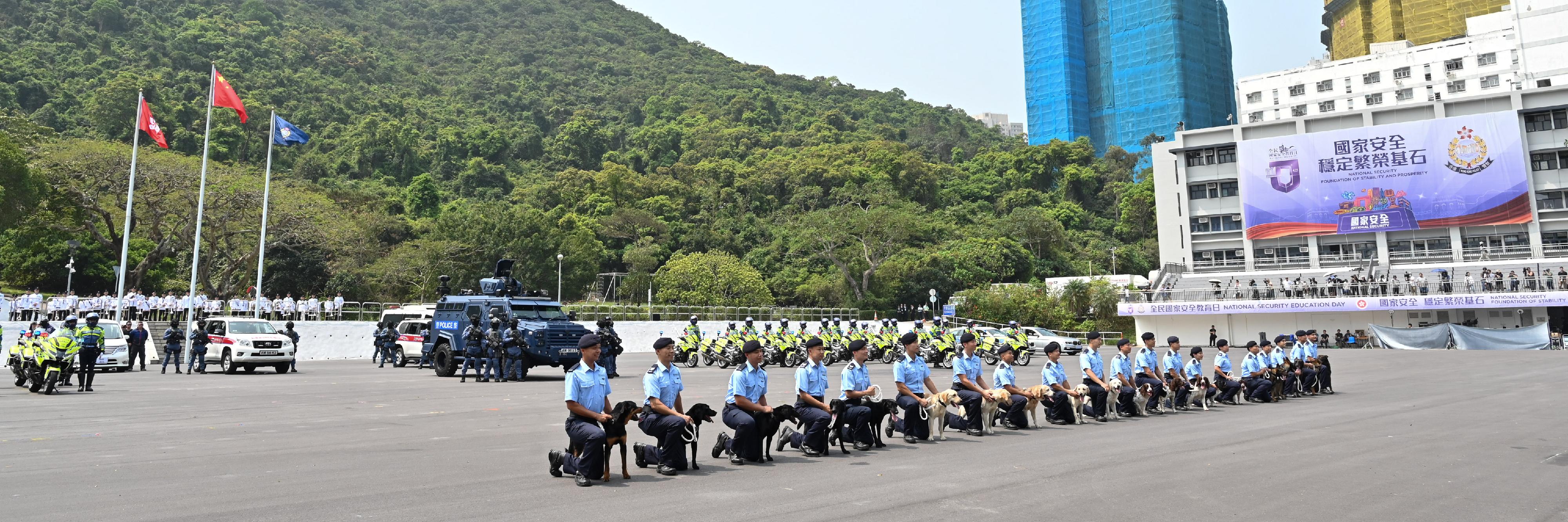 The Police Force held an open day in support of the National Security Education Day at Hong Kong Police College today (April 15). Photo shows the Hong Kong Police Band, Force Escort Group, Police Dog Unit and Counter Terrorism Response Unit participating in the grand show.