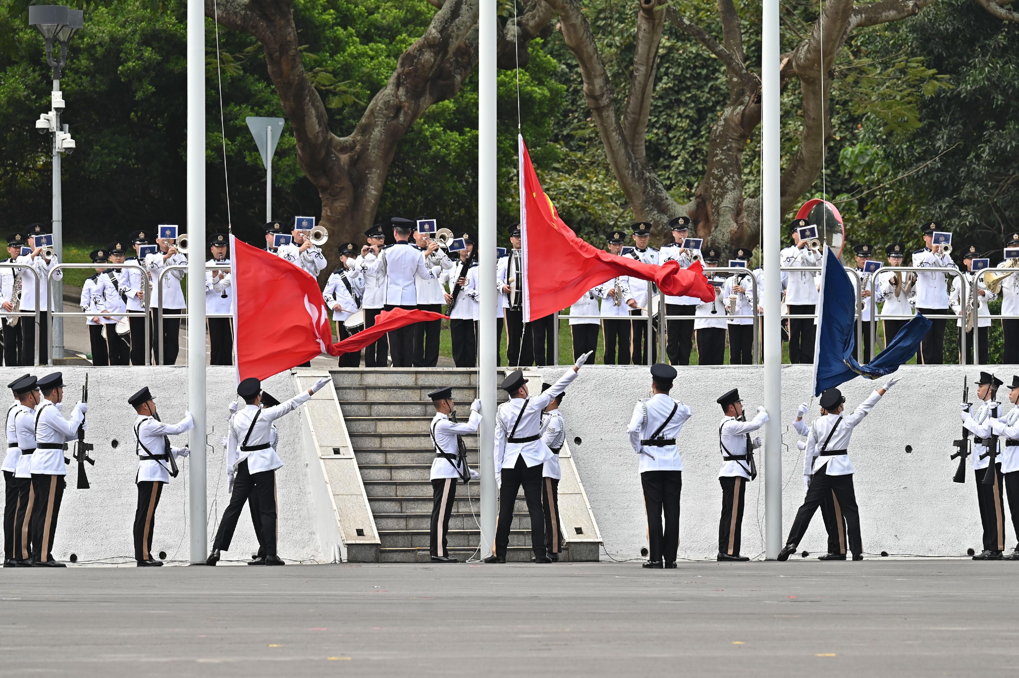 The Police Force held an open day in support of the National Security Education Day at Hong Kong Police College today (April 15). Photo shows the hoisting of the National Flag.
