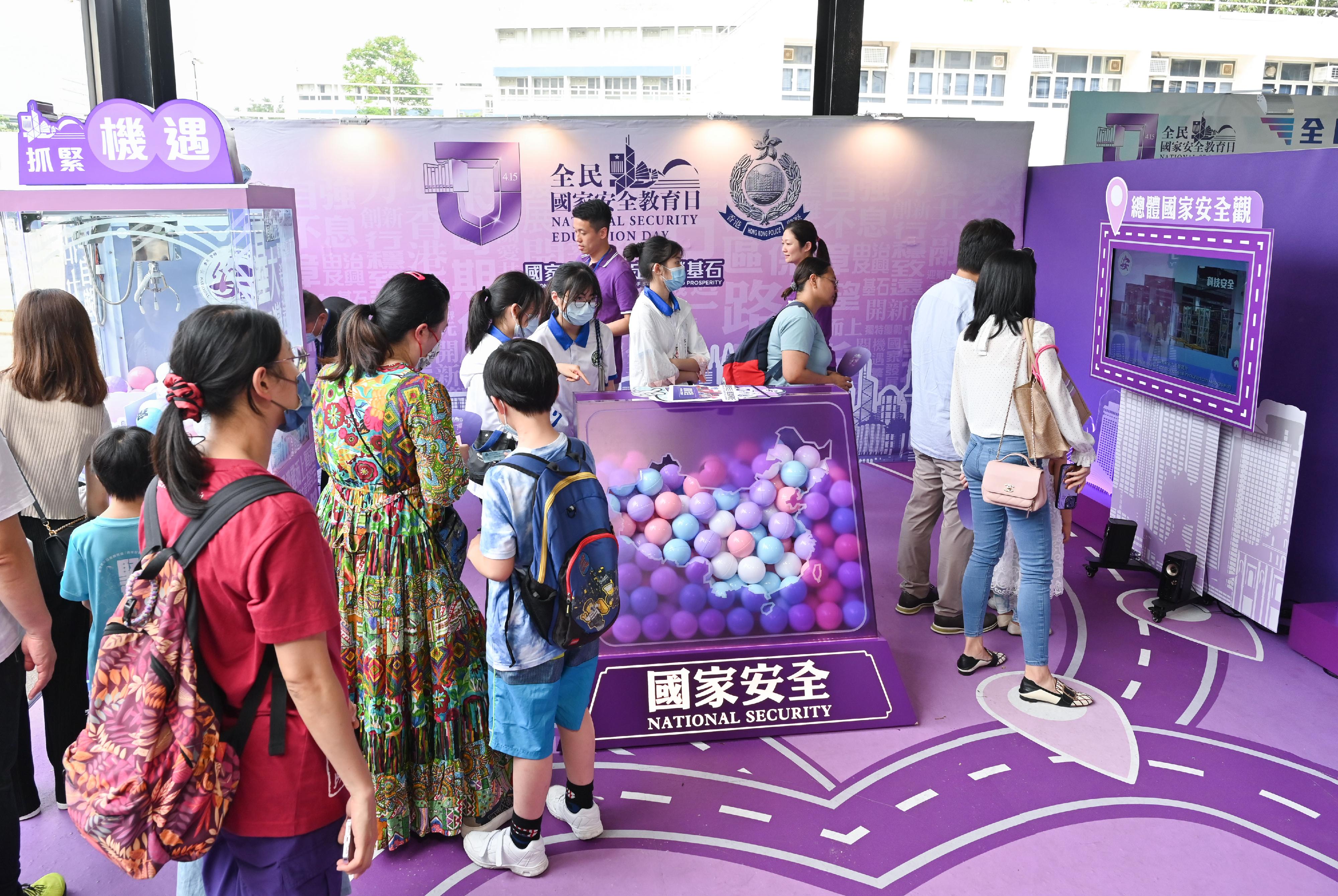 The Police Force held an open day in support of the National Security Education Day at Hong Kong Police College today (April 15). Photo shows participants touring an exhibition on national security education.