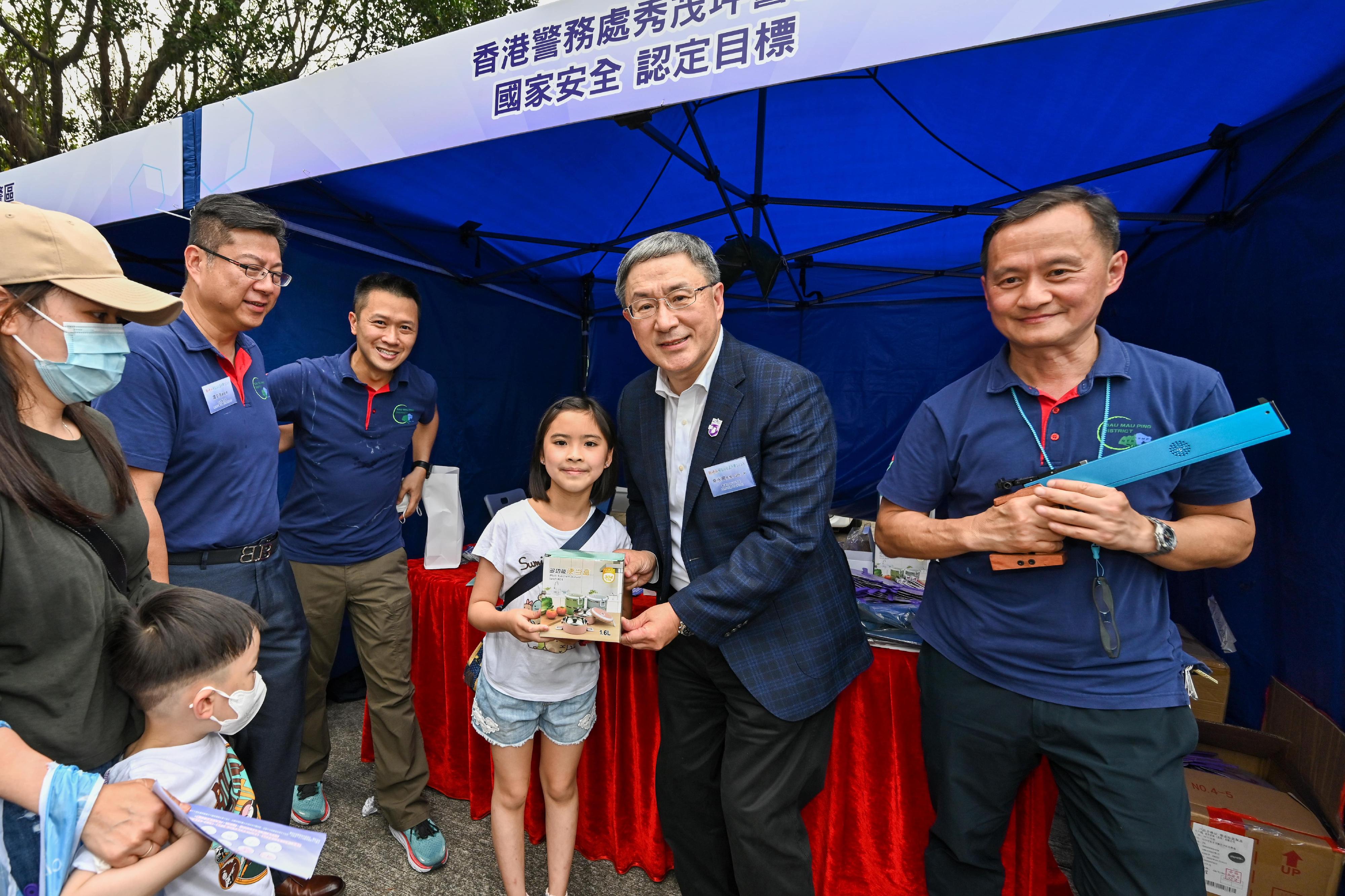 政務司副司長卓永興（右二）今日（四月十五日）出席觀塘區國家安全嘉年華2023，參觀攤位遊戲，並向得獎者送上獎品。