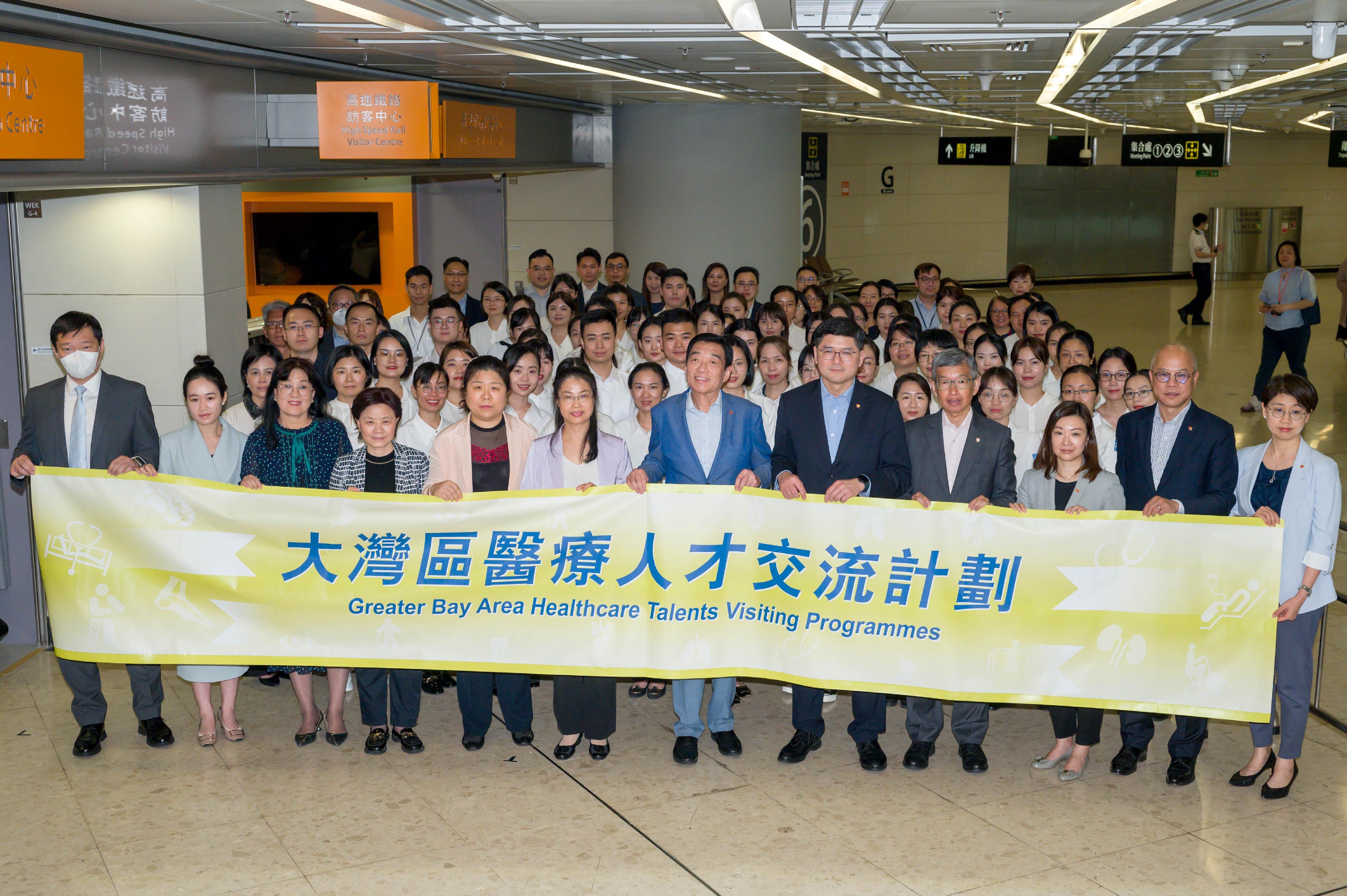 The Chairman of the Hospital Authority (HA), Mr Henry Fan (first row, sixth right), the Chief Executive of the HA, Dr Tony Ko (first row, fifth right), and HA representatives welcomed the arrival of around 80 healthcare professionals from Guangdong Province, including the Health Commission of Guangdong Province Representative, Ms Yang Bo (first row, sixth left), who are participating in Greater Bay Area Healthcare Talents Visiting Programmes. 