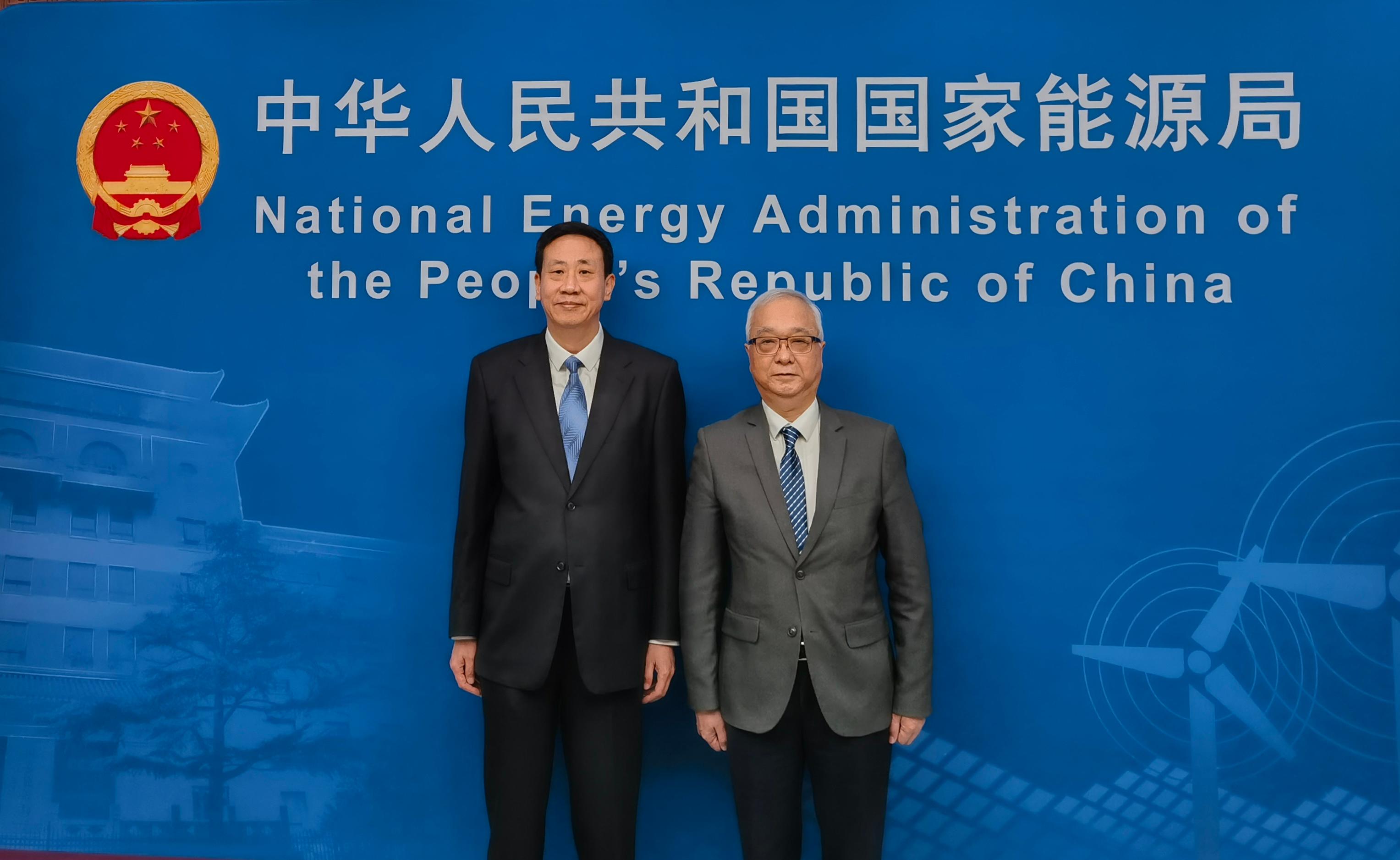 The Secretary for Environment and Ecology, Mr Tse Chin-wan (right), today (April 17) visits the National Energy Administration and meets with its Deputy Director Mr Ren Jingdong (left).
