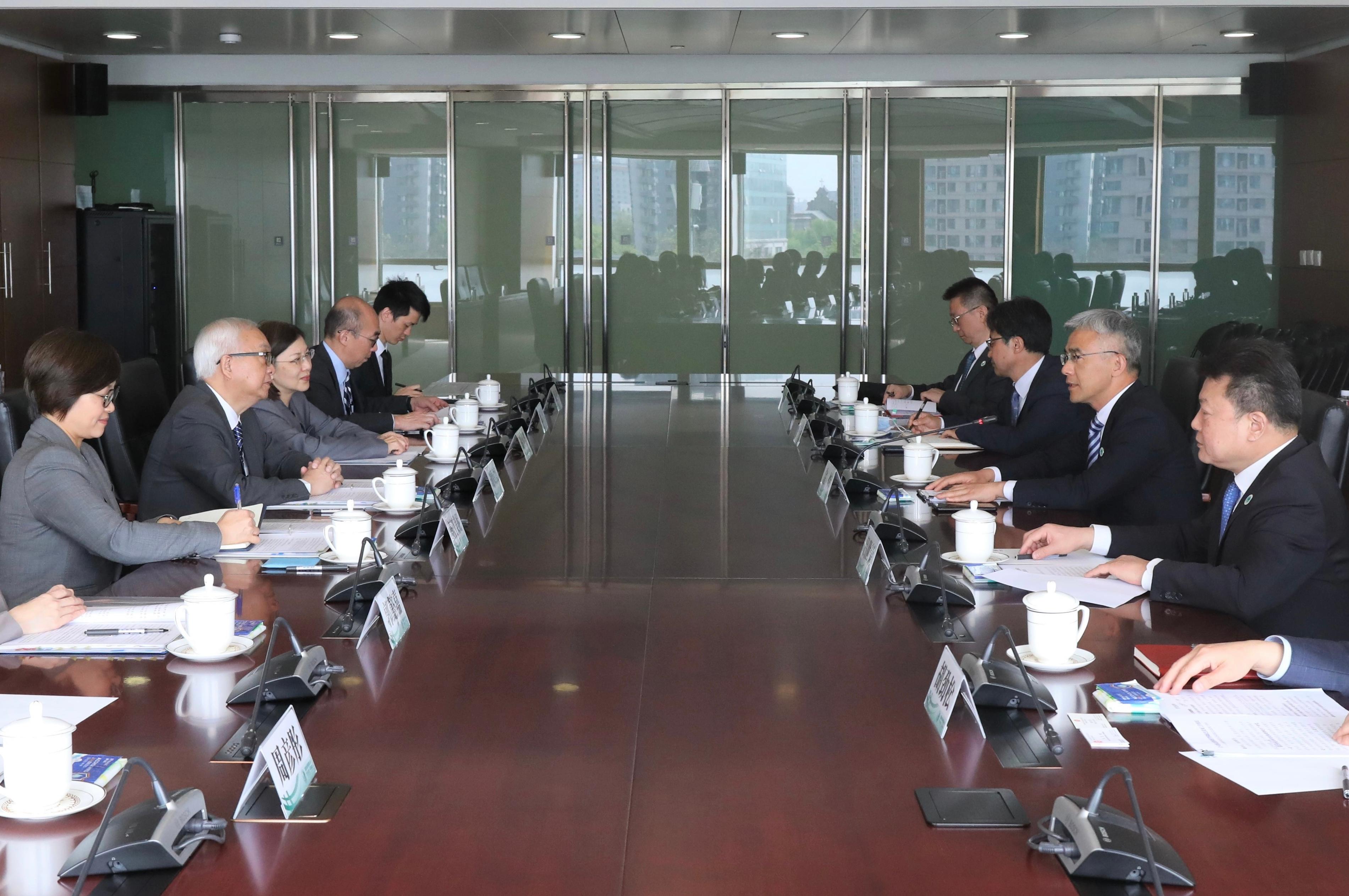 The Secretary for Environment and Ecology, Mr Tse Chin-wan (second left), today (April 17) visits the State Grid Corporation of China and meets with its Executive Vice President Mr Jin Wei (second right).