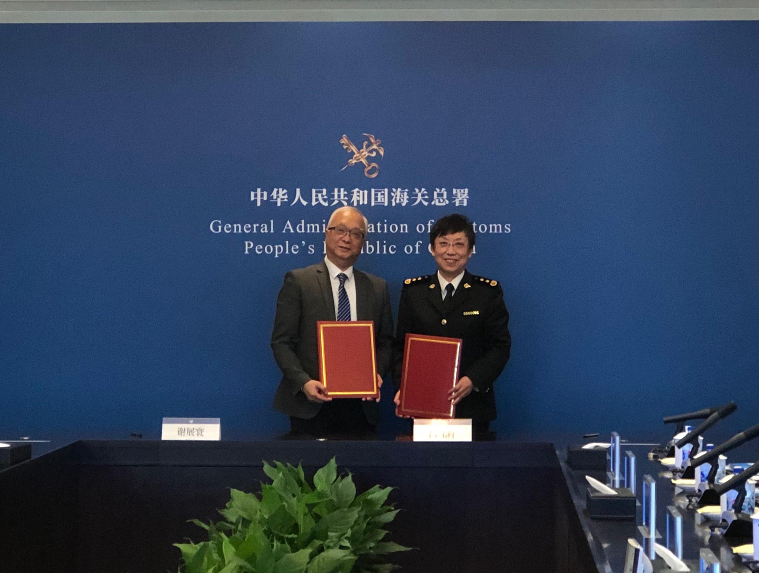 The Secretary for Environment and Ecology, Mr Tse Chin-wan (left), today (April 17) visits the General Administration of Customs of the People's Republic of China (GACC). Photo shows Mr Tse and Vice Minister of the GACC Ms Lv Weihong (right), signed the Co-operation Arrangement for Regulation of Safety of Raw Milk.