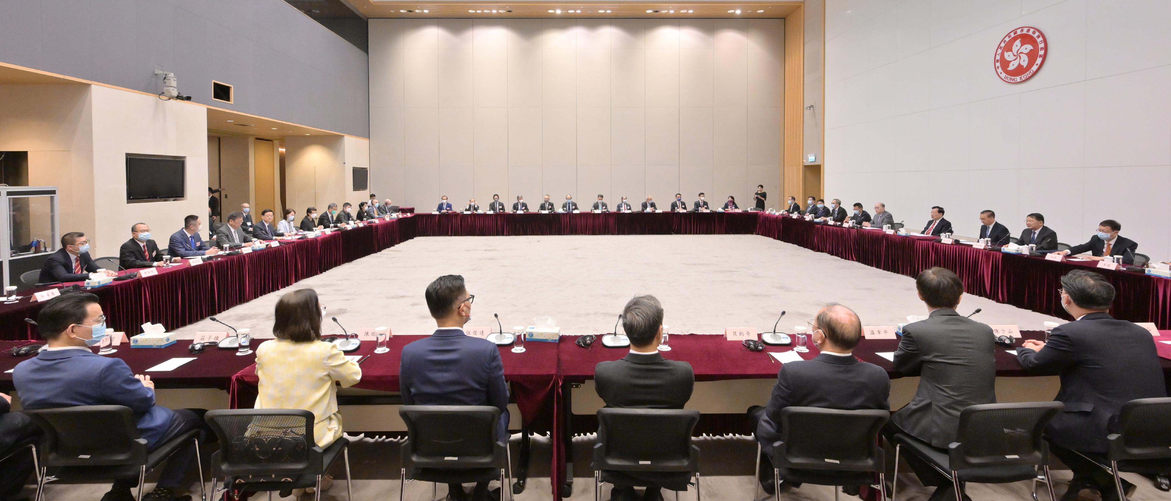 The Vice Chairman of the 13th Chinese People's Political Consultative Conference and Director of the Hong Kong and Macao Affairs Office of the State Council, Mr Xia Baolong, continued his visit in Hong Kong for a fifth day on April 17. Photo shows Mr Xia (fourth right), accompanied by the Chief Executive, Mr John Lee (fifth left), and the Secretary for Commerce and Economic Development, Mr Algernon Yau (fourth left), meeting with representatives of local and foreign business chambers and listening to their views.