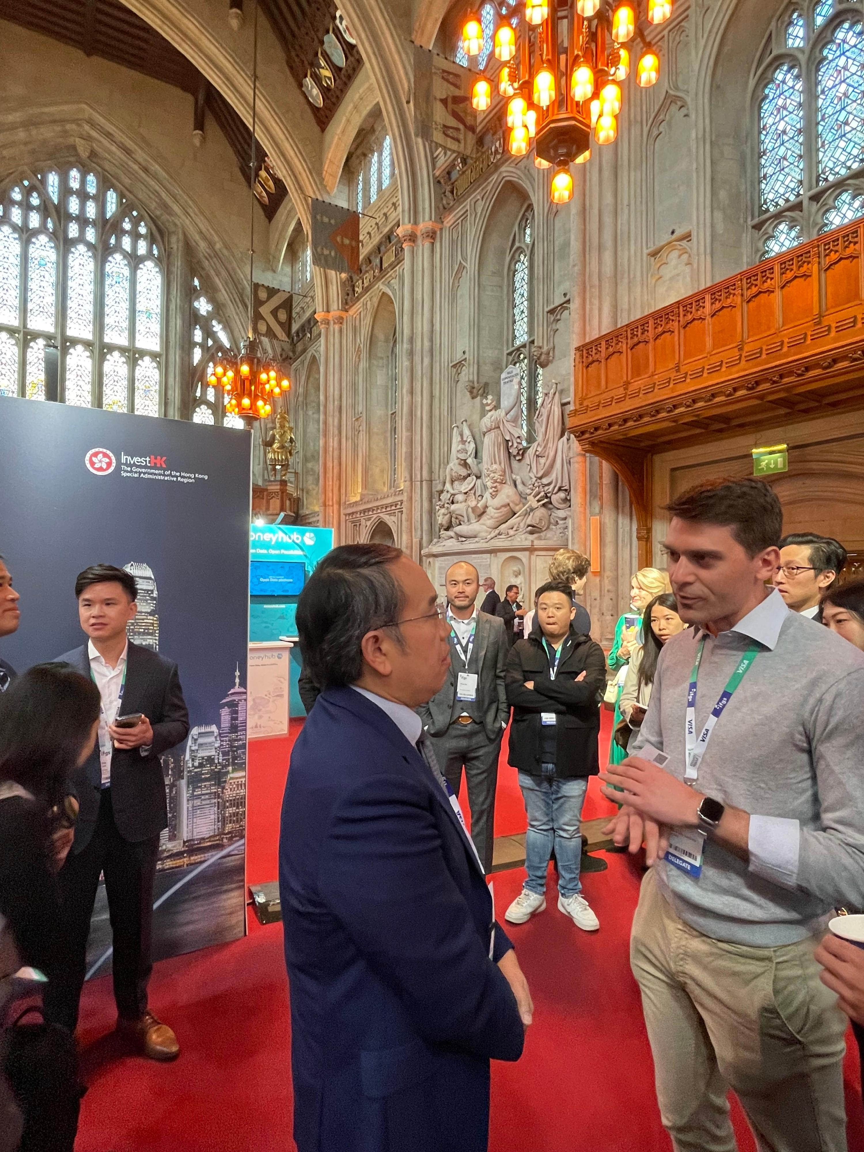 The Secretary for Financial Services and the Treasury, Mr Christopher Hui (left), yesterday (April 17, London time) visited InvestHK's large-scale promotional booth at the Innovate Finance Global Summit 2023 in London, the UK.