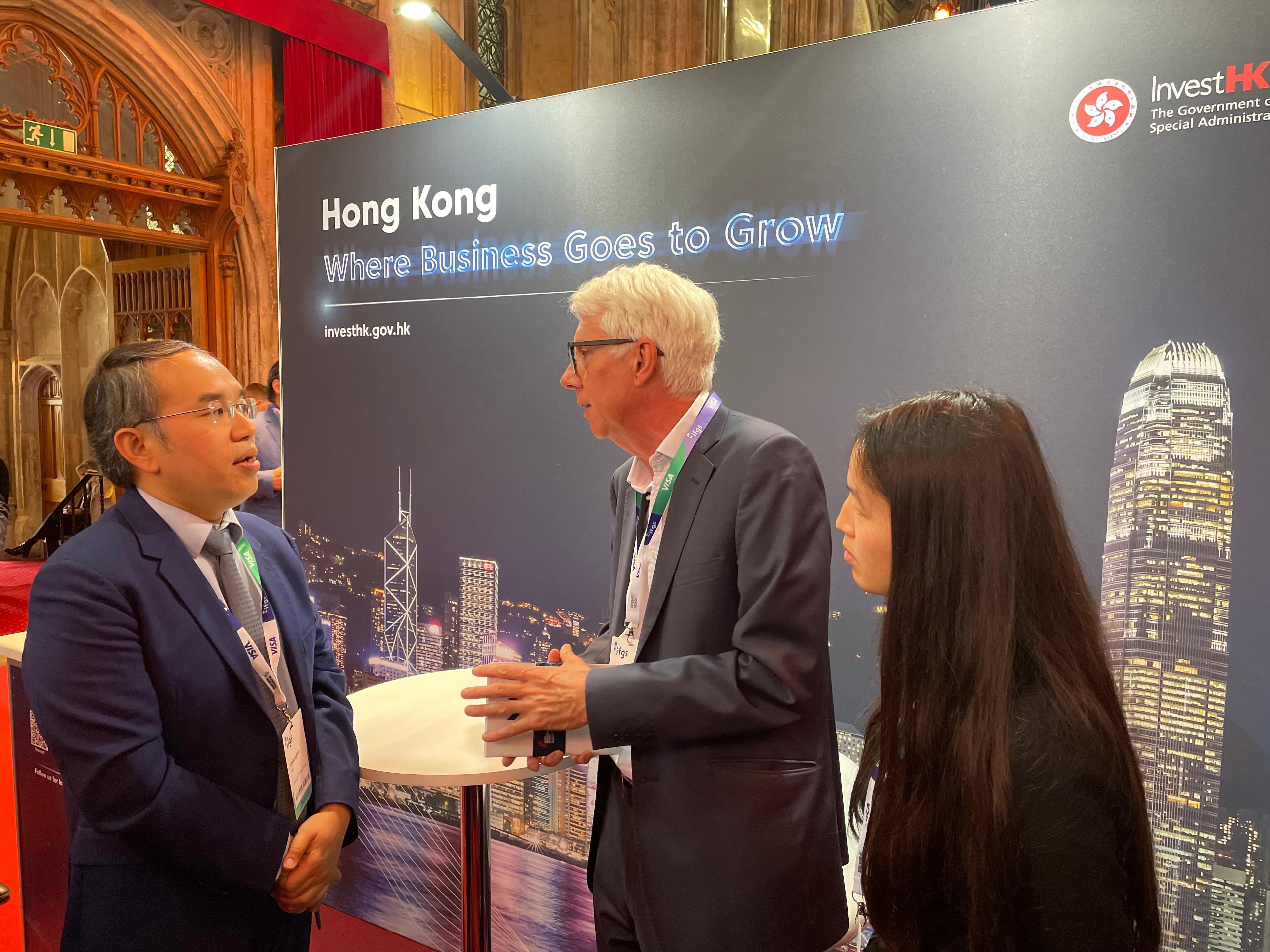 The Secretary for Financial Services and the Treasury, Mr Christopher Hui (left), yesterday (April 17, London time) visited InvestHK's large-scale promotional booth at the Innovate Finance Global Summit 2023 in London, the UK.