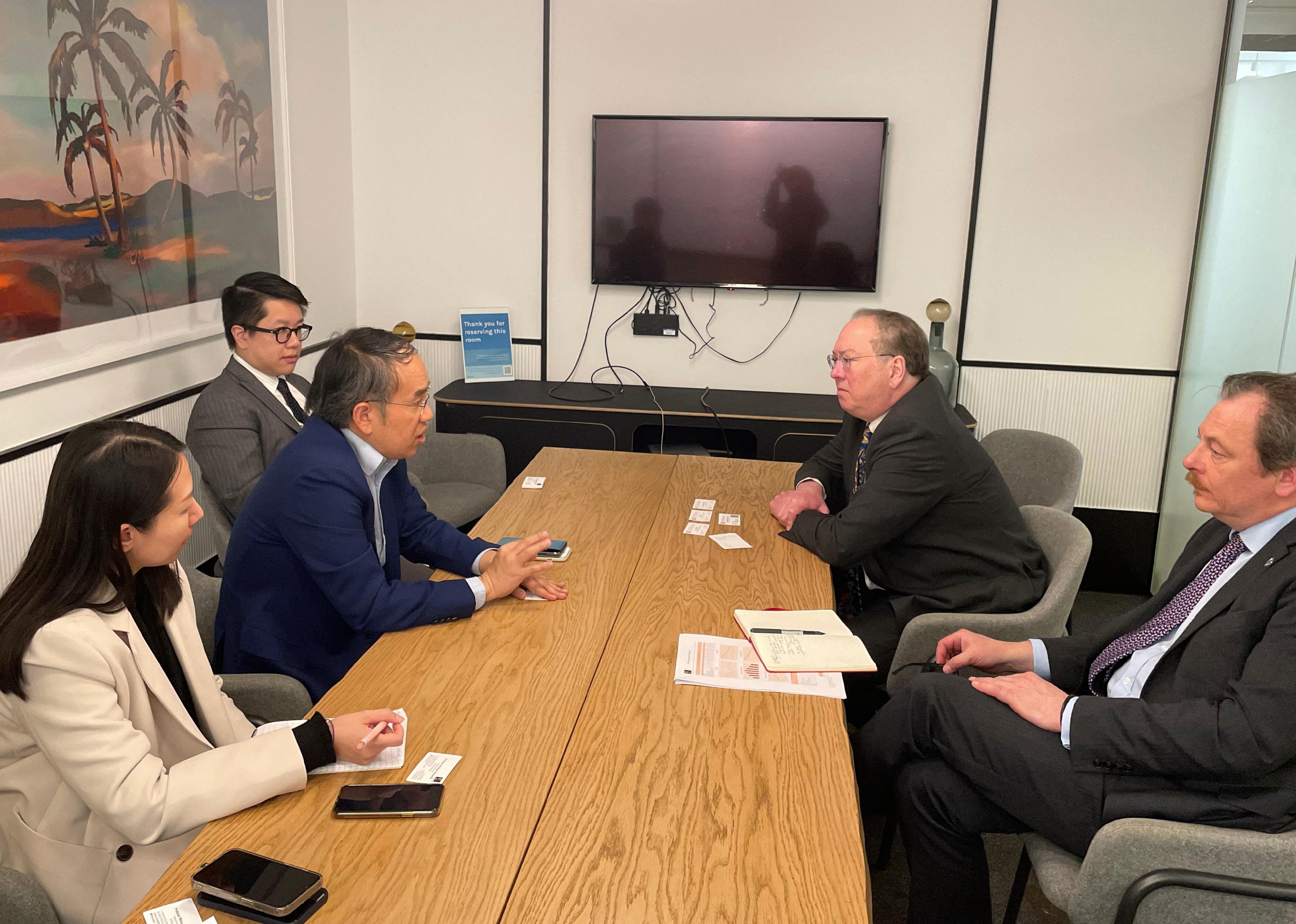 The Secretary for Financial Services and the Treasury, Mr Christopher Hui (second left), yesterday (April 17, London time) met with the Chairman of Z/Yen Group, Professor Michael Mainelli (second right), and the Chief Executive Officer of Z/Yen Group, Mr Mike Wardle (first right) in London, the UK.