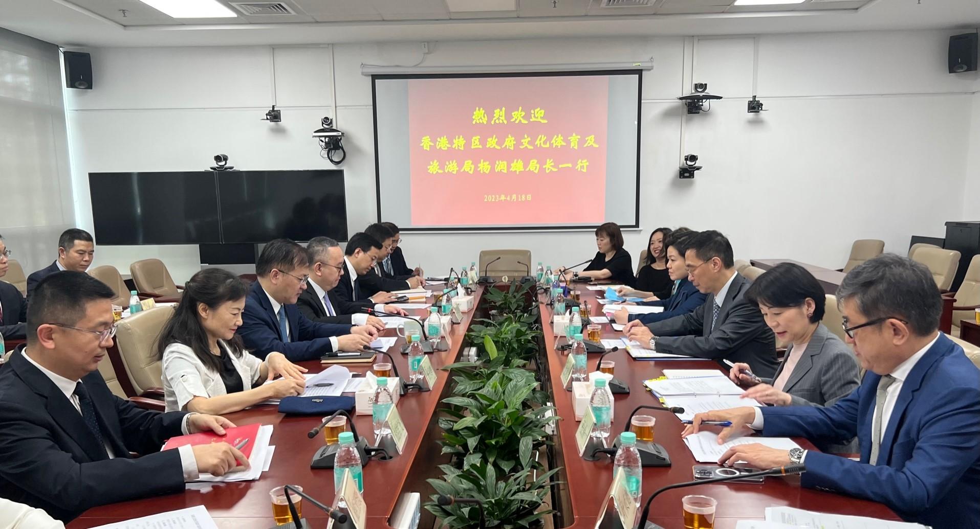 The Secretary for Culture, Sports and Tourism, Mr Kevin Yeung (third right), today (April 18) met with the Director General of the Shenzhen Municipal Bureau of Culture, Sports, Tourism, Radio and Television, Mr Zeng Xianglai (third left), in Shenzhen. The Commissioner for Tourism, Ms Vivian Sum (second right), and the Deputy Secretary for Culture, Sports and Tourism, Mrs Vicki Kwok (fourth right), also joined the meeting.