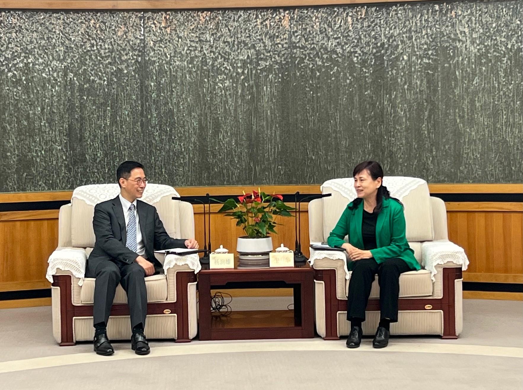 The Secretary for Culture, Sports and Tourism, Mr Kevin Yeung (left), today (April 18) called on Vice Mayor of Shenzhen Municipal People's Government Ms Zhang Hua (right) in Shenzhen. The Commissioner for Tourism, Ms Vivian Sum, the Deputy Secretary for Culture, Sports and Tourism, Mrs Vicki Kwok, and representatives from the Hong Kong Tourism Board and the Travel Industry Authority also joined the visit.