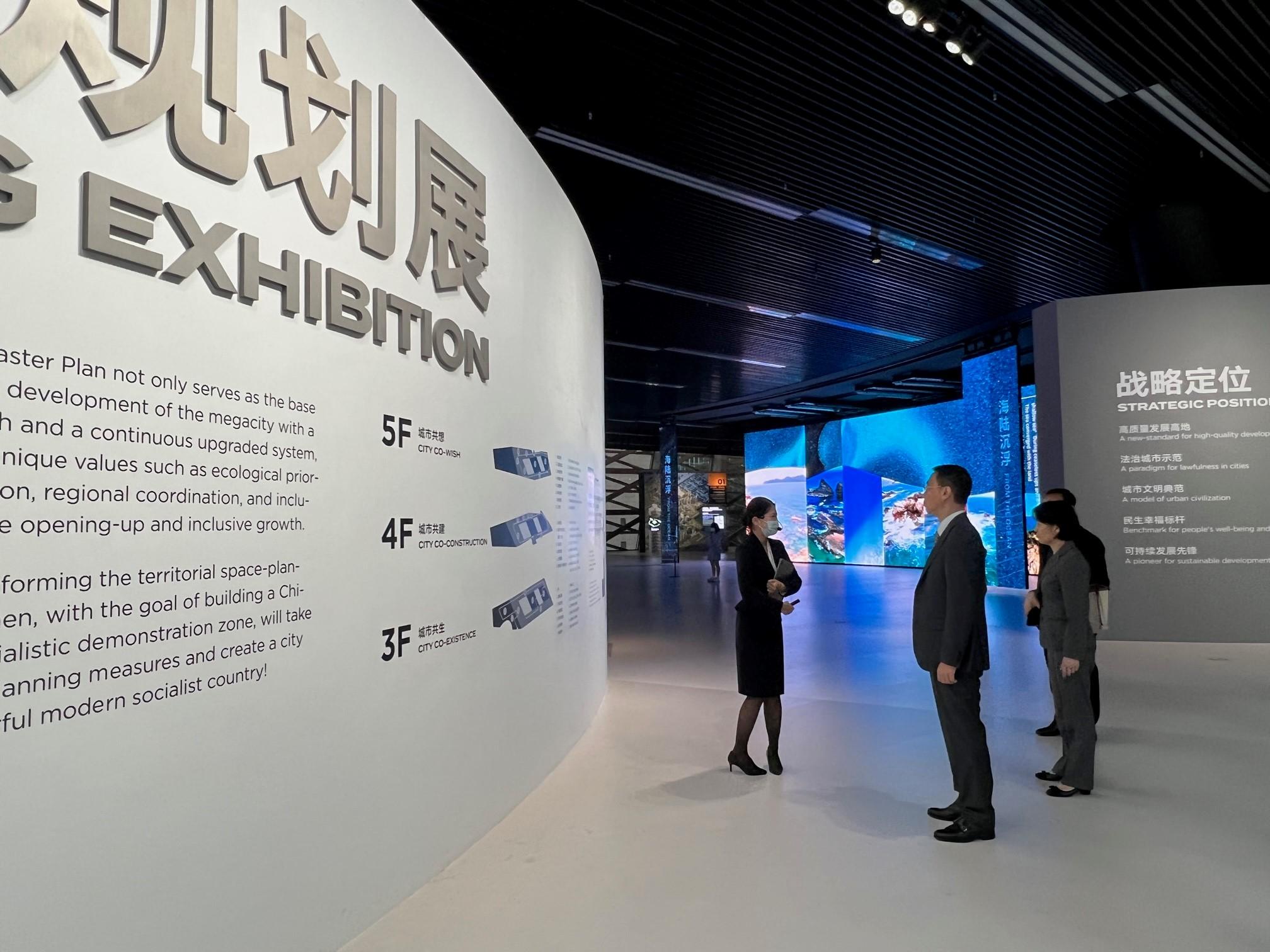 The Secretary for Culture, Sports and Tourism, Mr Kevin Yeung (second left), today (April 18) visited the Shenzhen Museum of Contemporary Art and Urban Planning. Photo shows Mr Yeung being briefed by a representative from the Urban Planning Exhibition. 
