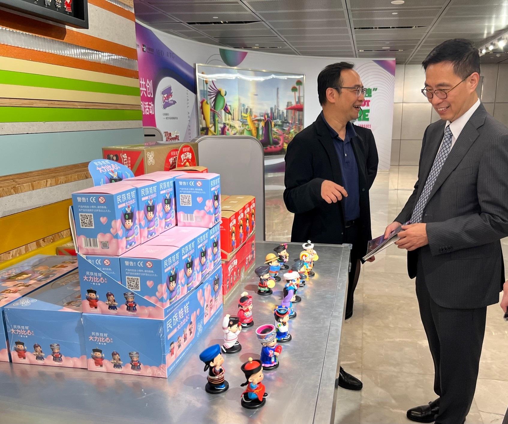 The Secretary for Culture, Sports and Tourism, Mr Kevin Yeung (right), today (April 18) visited the Shenzhen Museum of Contemporary Art and Urban Planning. Photo shows Mr Yeung being briefed by a representative from the Museum of Contemporary Art. 