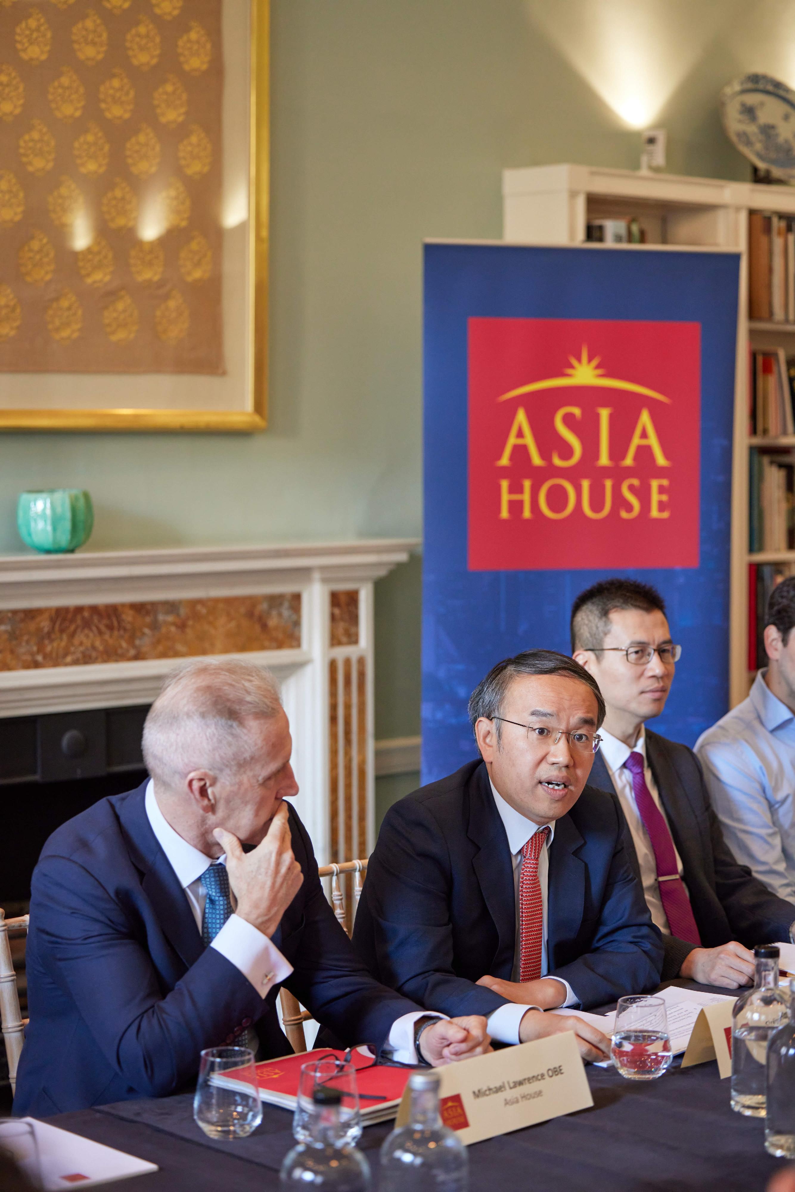 The Secretary for Financial Services and the Treasury, Mr Christopher Hui (second left), today (April 18, London time) gave a briefing on the latest developments in Hong Kong to Asia House in London, the United Kingdom. Looking on are the Director-General of the Hong Kong Economic and Trade Office in London, Mr Gilford Law (third left), and the Chief Executive of Asia House, Mr Michael Lawrence (first left).