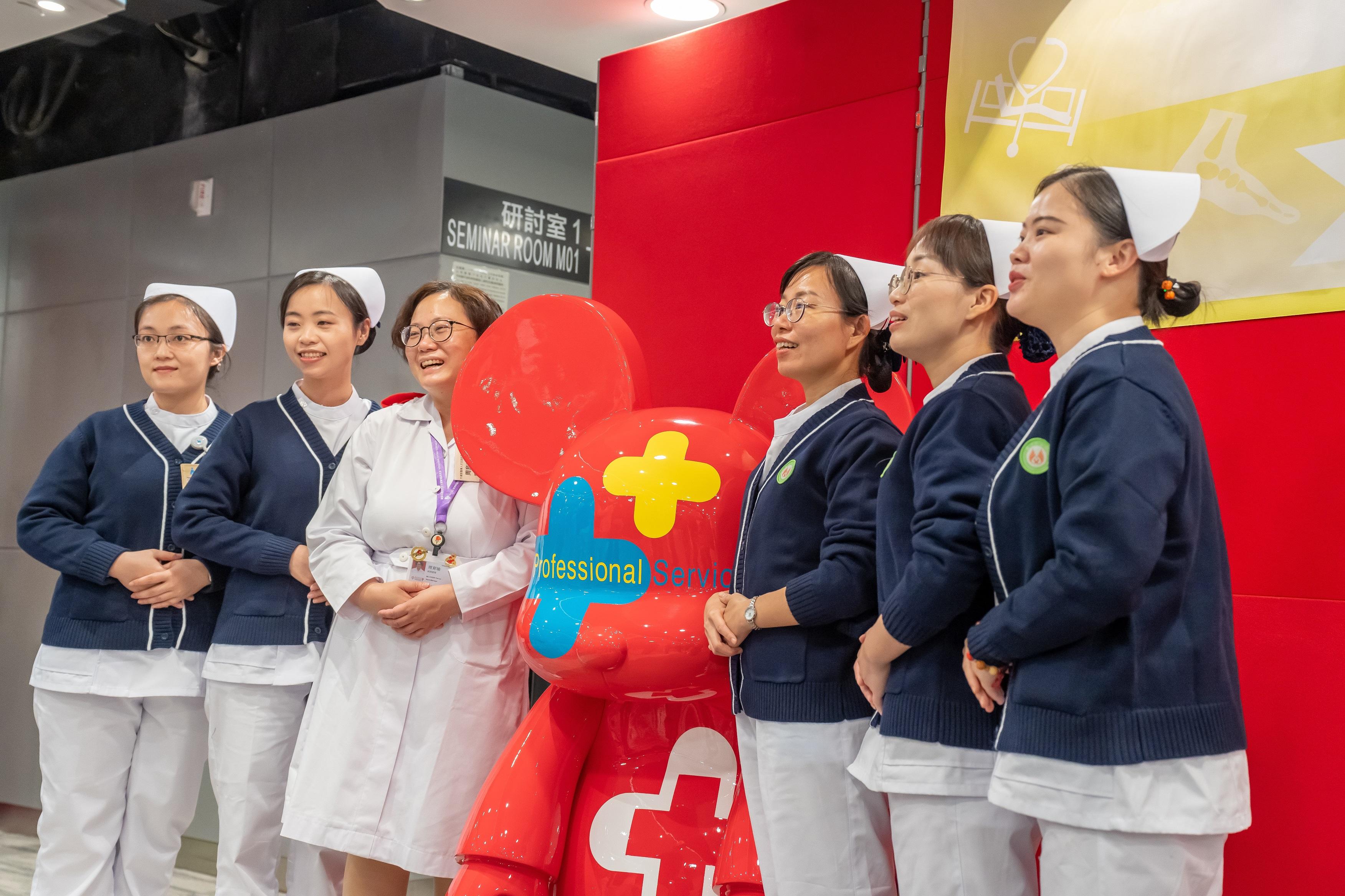 The Hospital Authority held a ceremony to welcome healthcare professionals from Guangdong Province to an exchange. Among them are 10 doctors, 70 nurses and three Chinese medicine experts. They will work during the exchange in public hospitals in the coming year.
