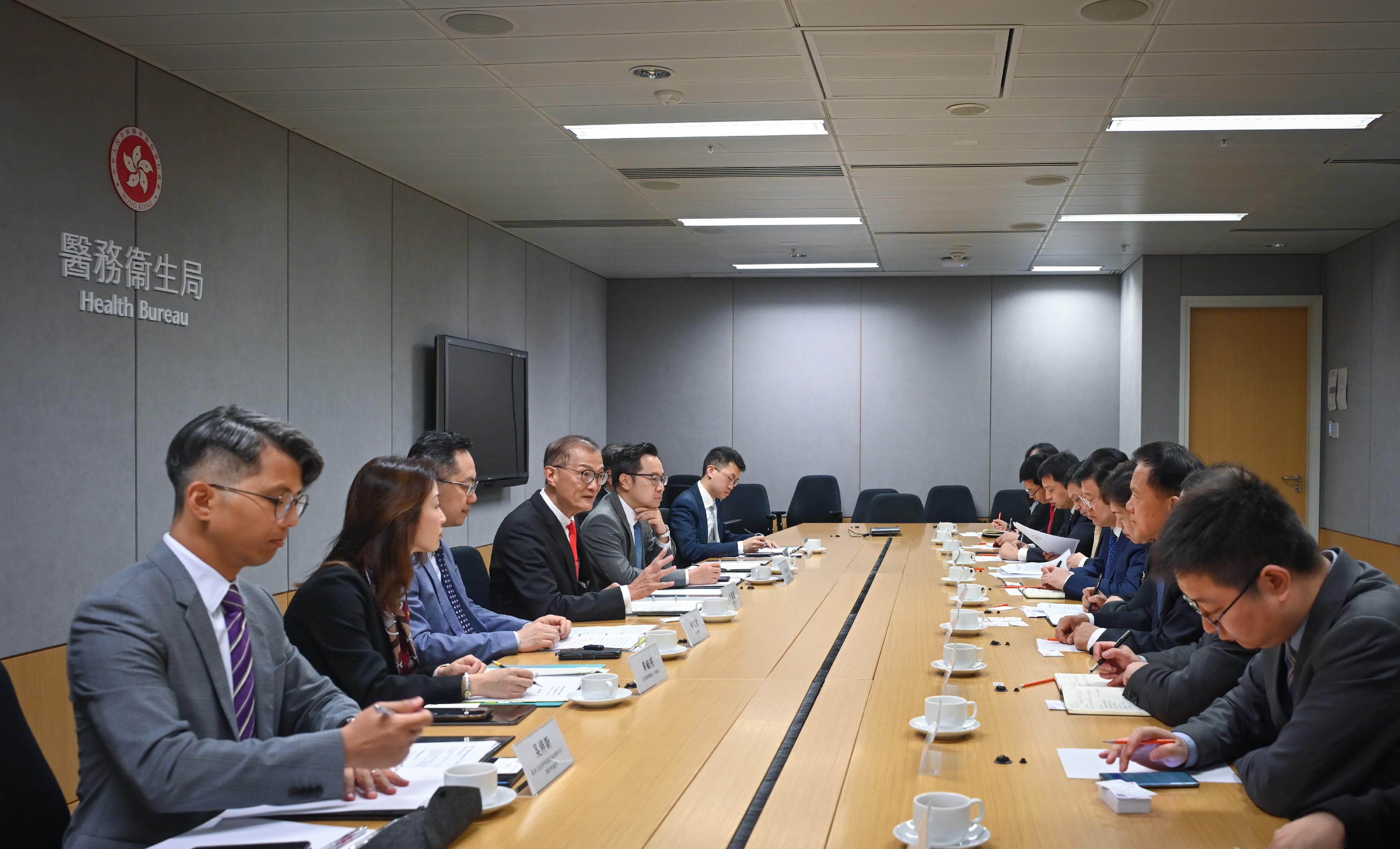 The Secretary for Health, Professor Lo Chung-mau (fourth left), met with a delegation led by Vice Chairperson of the Hunan Provincial Committee of the Chinese People's Political Consultative Conference Ms Xiao Bailing (fourth right) at the Central Government Offices today (April 18). The Director of Health, Dr Ronald Lam (third left), and Deputy Secretary for Health Mr Eddie Lee (fifth left) also attended.