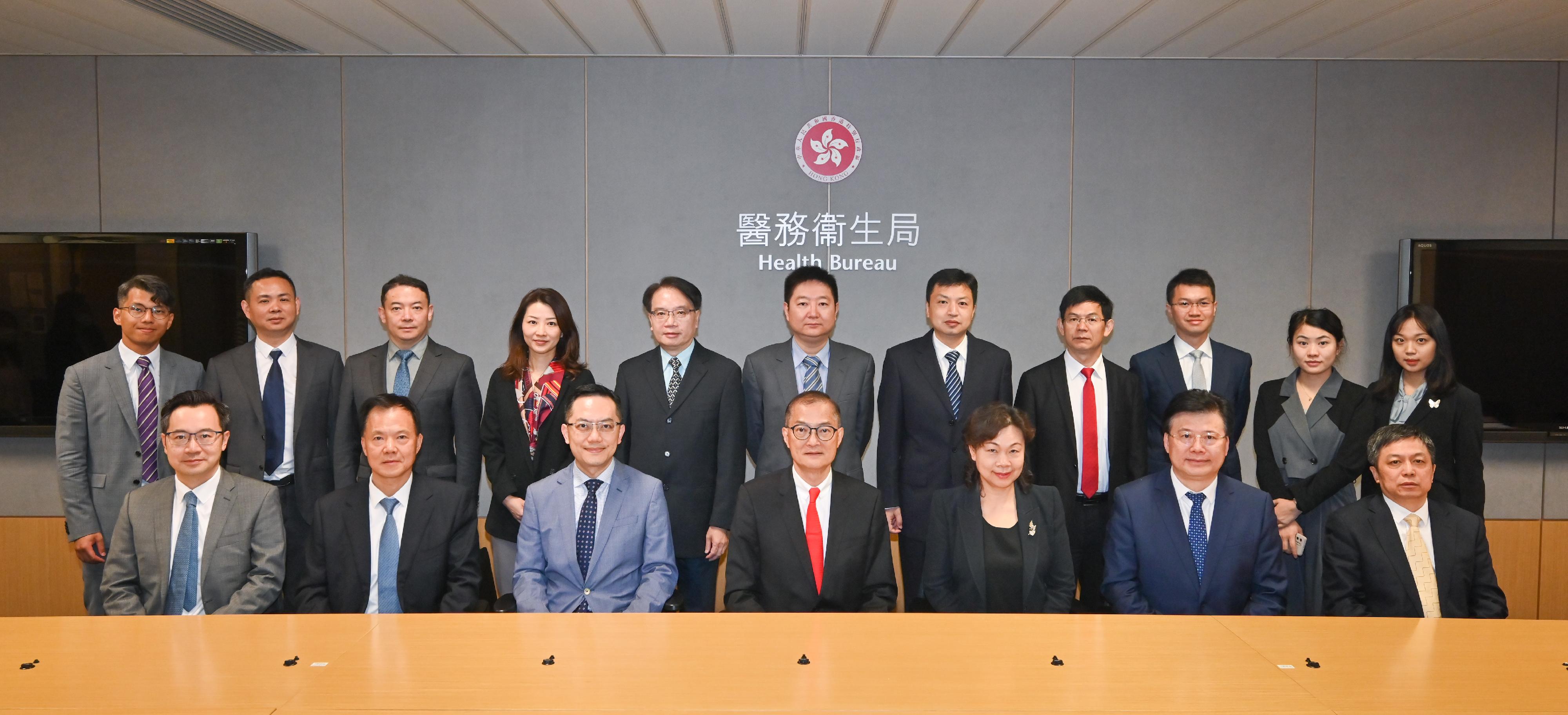 The Secretary for Health, Professor Lo Chung-mau, met with a delegation led by Vice Chairperson of the Hunan Provincial Committee of the Chinese People's Political Consultative Conference Ms Xiao Bailing at the Central Government Offices today (April 18). Photo shows Professor Lo (front row, centre); Ms Xiao (front row, third right); the Director of Health, Dr Ronald Lam (front row, third left); Deputy Secretary for Health Mr Eddie Lee (front row, first left); the Project Director of the Chinese Medicine Hospital Project Office, Dr Cheung Wai-lun (back row, fifth left), and other attendees of the meeting.