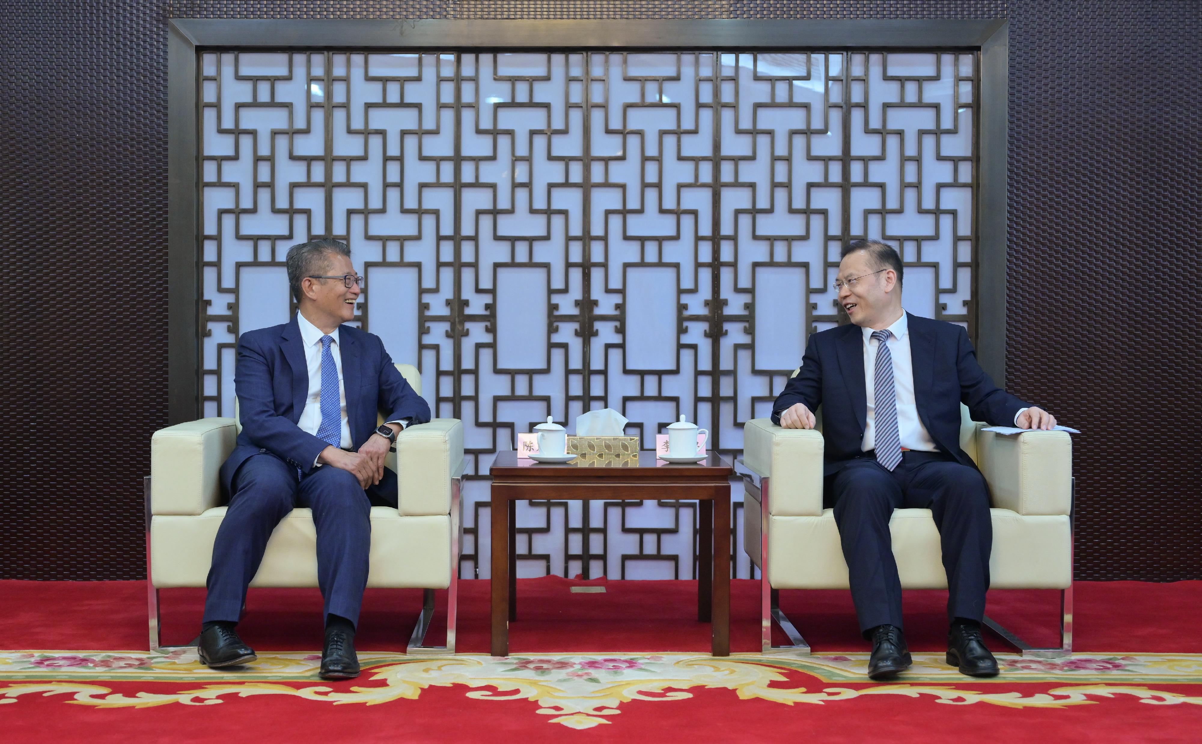 財政司司長陳茂波今日（四月十八日）展開北京訪問行程。圖示陳茂波（左）與人力資源和社會保障部副部長李忠（右）會面。