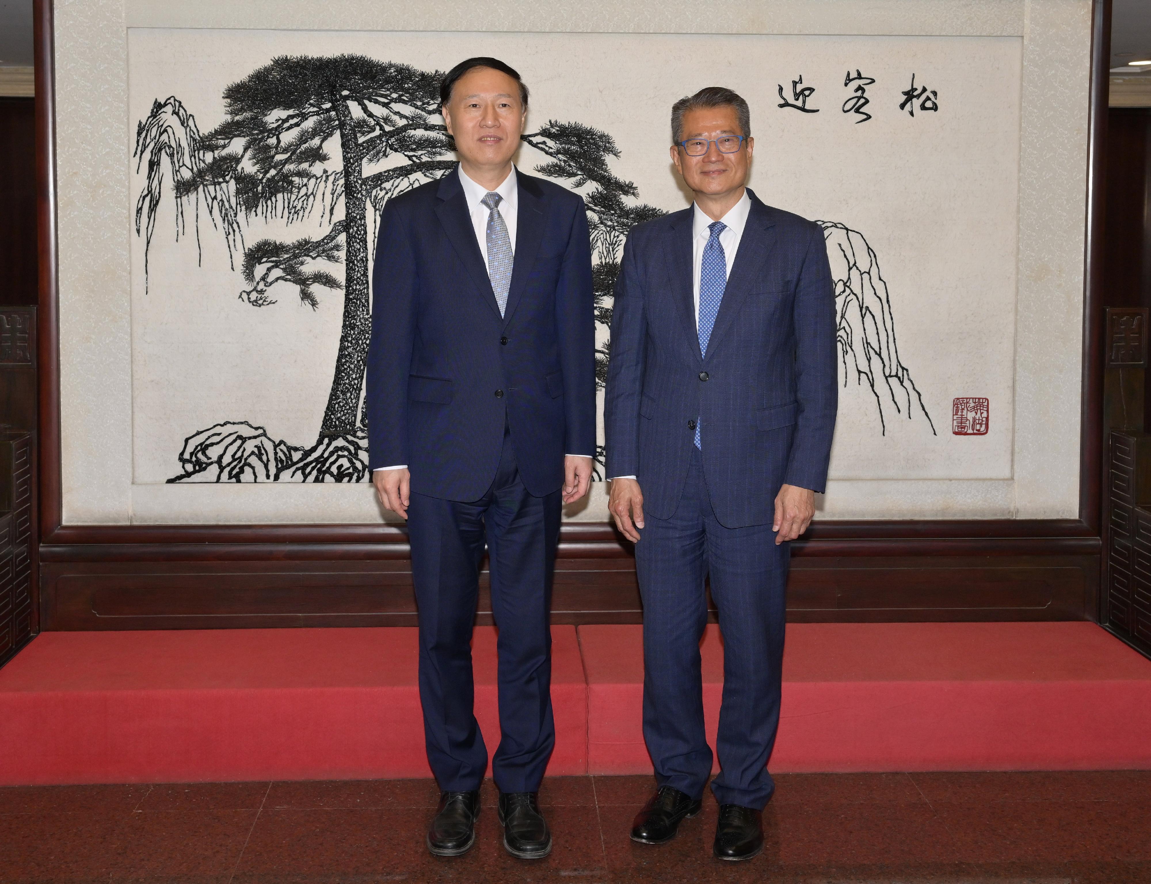 The Financial Secretary, Mr Paul Chan, started his visit in Beijing today (April 18). Photo shows Mr Chan (right) meeting with Vice Chairman of the State-owned Assets Supervision and Administration Commission of the State Council Mr Zhao Shitang (left).
