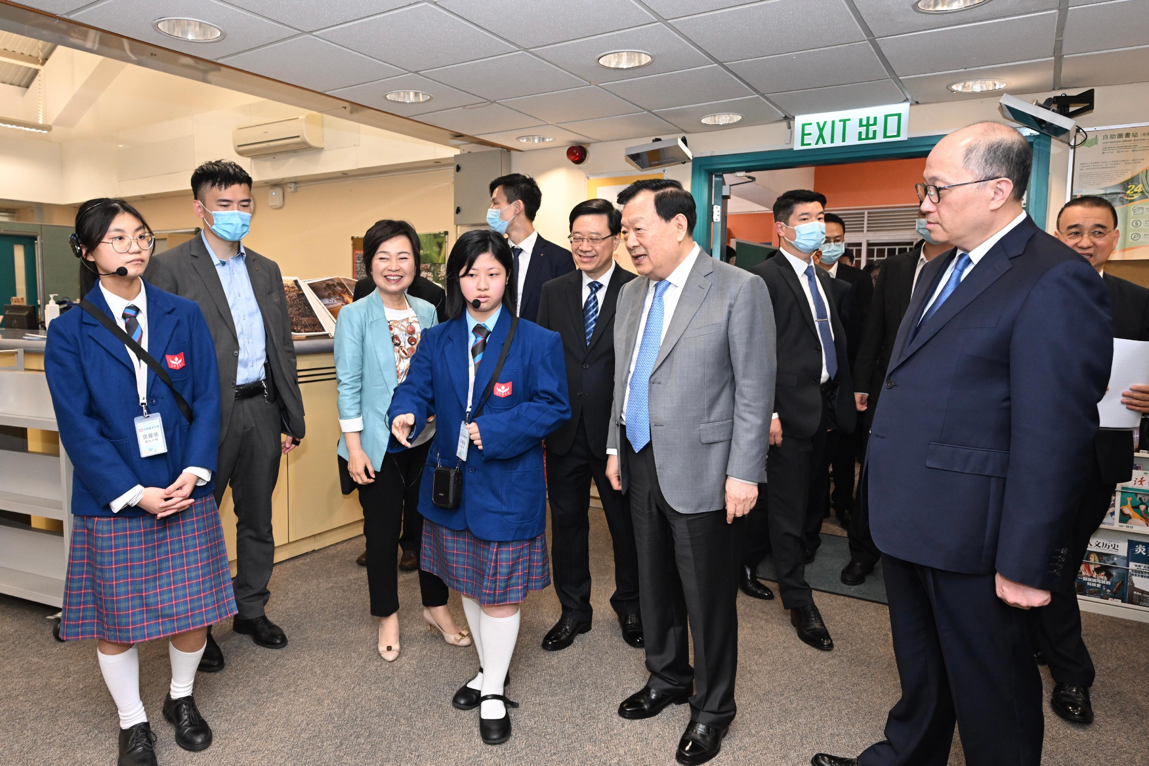 The Vice Chairman of the 13th Chinese People's Political Consultative Conference and Director of the Hong Kong and Macao Affairs Office of the State Council, Mr Xia Baolong (second right), accompanied by the Chief Executive, Mr John Lee (third right); and the Secretary for Education, Dr Choi Yuk-lin (third left), visited the Chinese Foundation Secondary School and listened to students' sharing on their learning experience today (April 18).