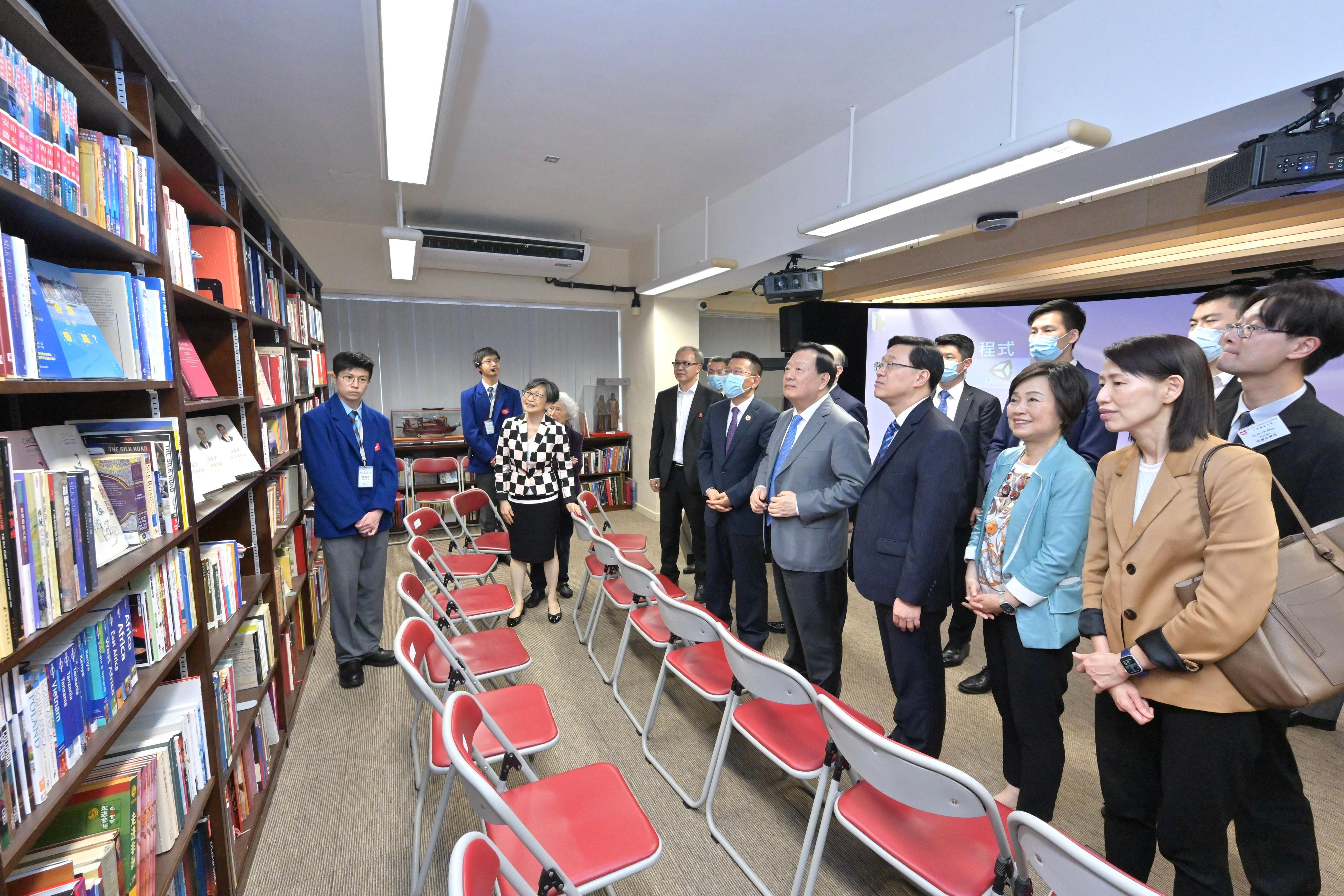 The Vice Chairman of the 13th Chinese People's Political Consultative Conference and Director of the Hong Kong and Macao Affairs Office of the State Council, Mr Xia Baolong (fourth right), accompanied by the Chief Executive, Mr John Lee (third right); and the Secretary for Education, Dr Choi Yuk-lin (second right), visited the Chinese Foundation Secondary School and listened to students' sharing on their learning experience today (April 18).