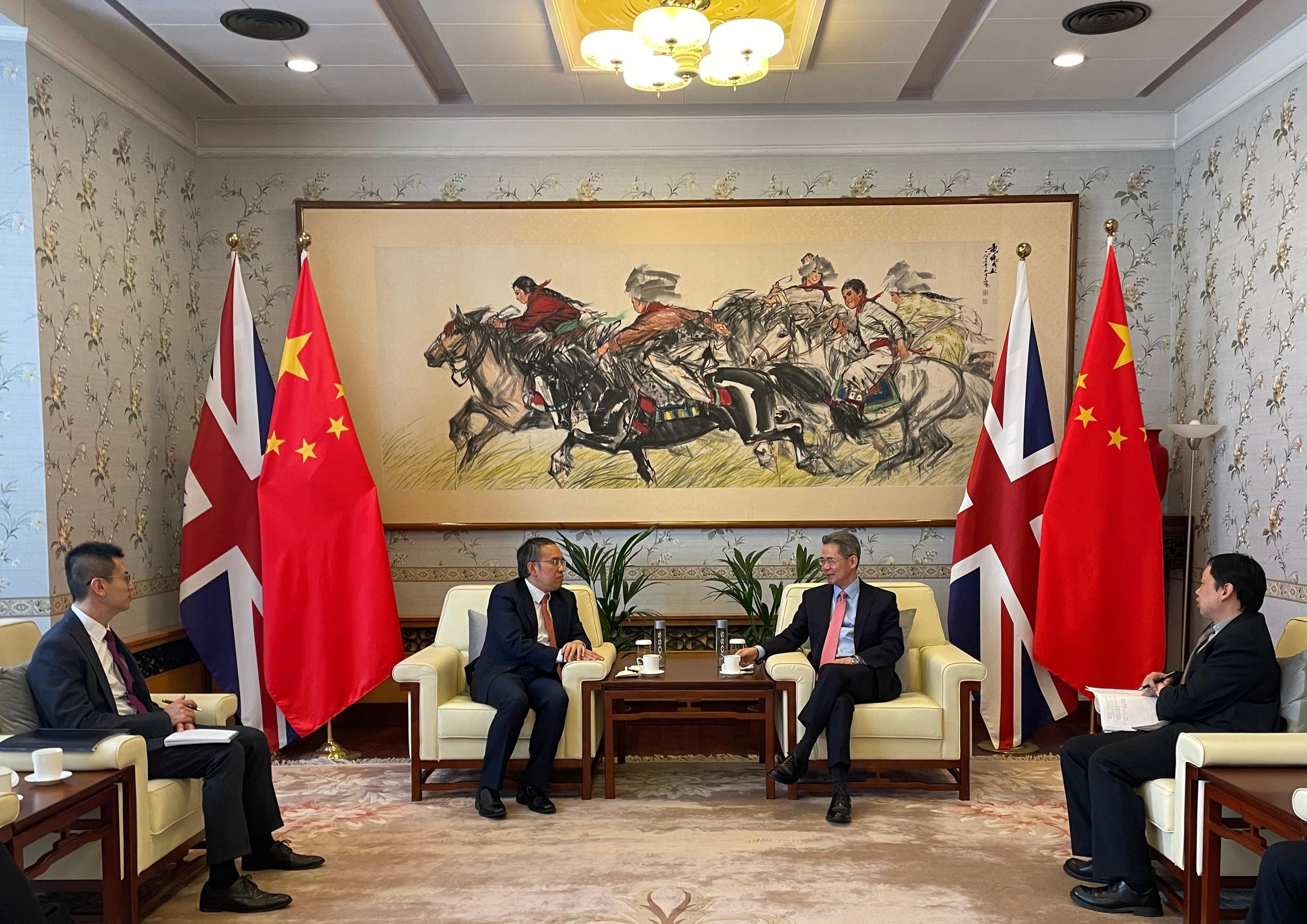 The Secretary for Financial Services and the Treasury, Mr Christopher Hui (second left), yesterday (April 18, London time) paid a courtesy call on the Chinese Ambassador to the UK, Mr Zheng Zeguang (second right) in London, the UK.