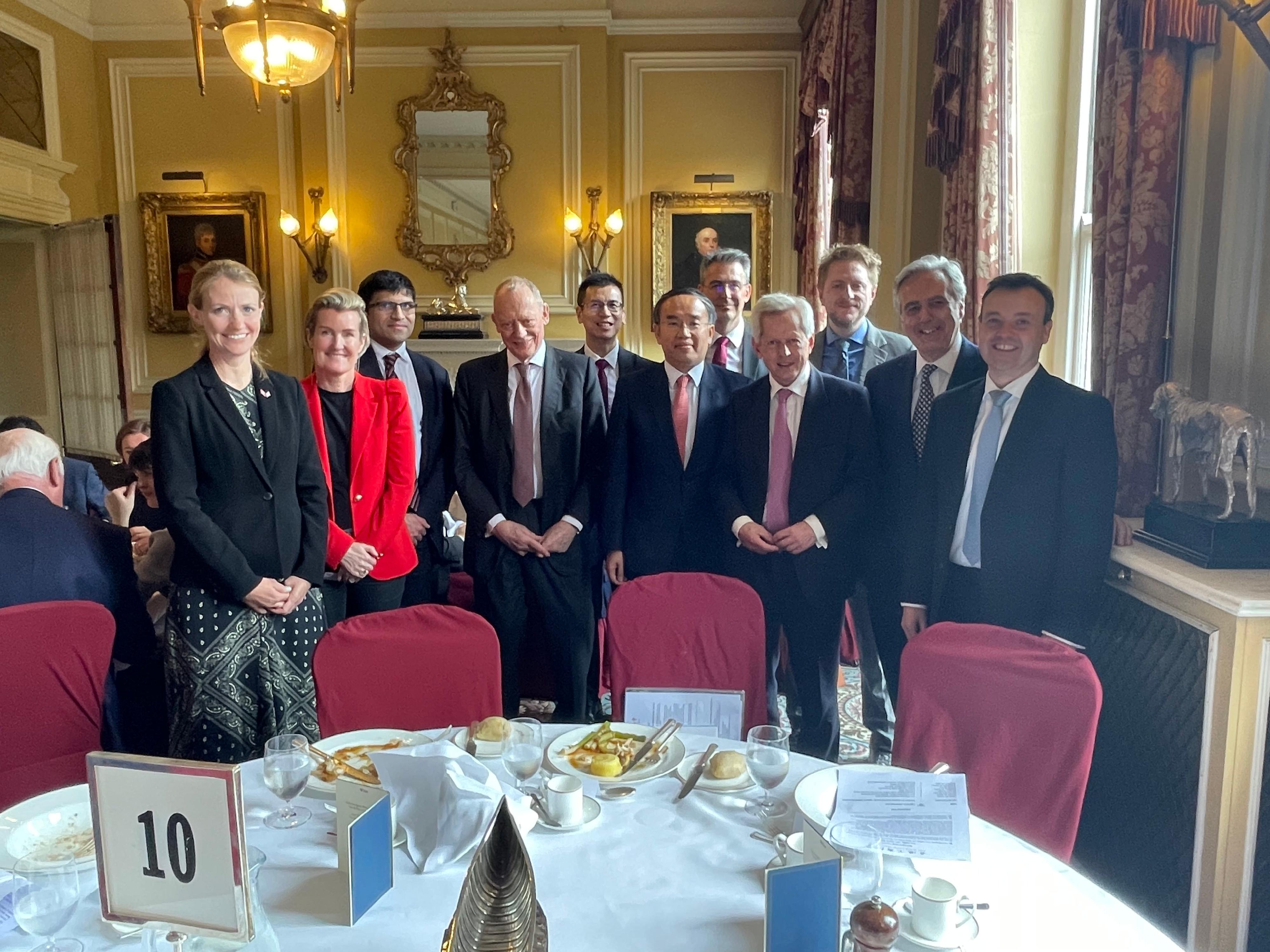 The Secretary for Financial Services and the Treasury, Mr Christopher Hui (third right, front row), yesterday (April 18, London time) met with a number of the UK’s parliamentary members at Hong Kong Association Lunch in London, the UK, including Member of the House of Lords, Lord Gerry Grimstone (fourth right, front row), and Member of House of Commons, Mr Richard Graham (second right, front row).
