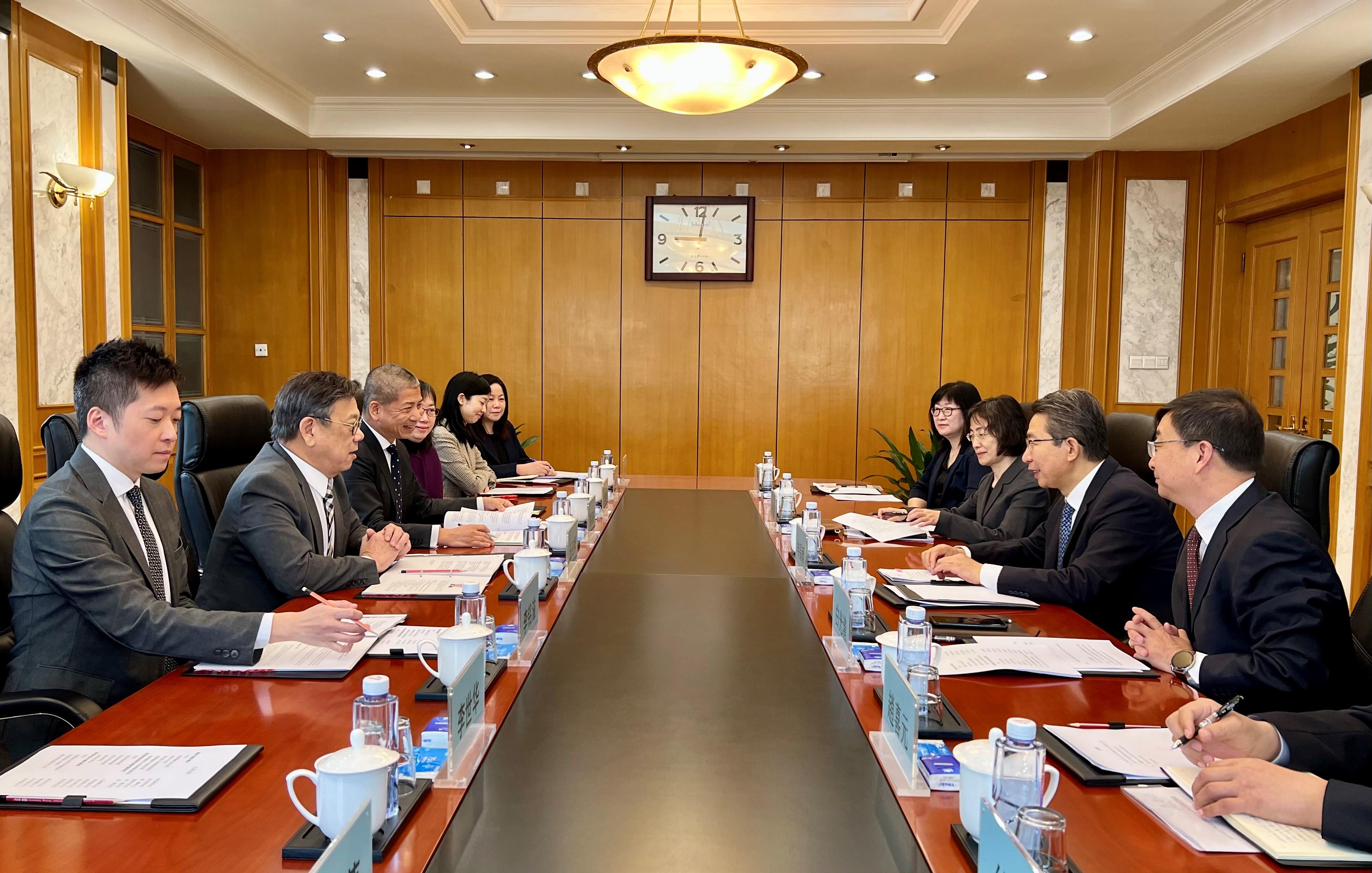 The Secretary for Commerce and Economic Development, Mr Algernon Yau (second left), met with the Commissioner of the China National Intellectual Property Administration, Dr Shen Changyu (second right), in Beijing today (April 19) to exchange views on relevant scopes of work. The Director of Intellectual Property, Mr David Wong (third left), also attended the meeting.