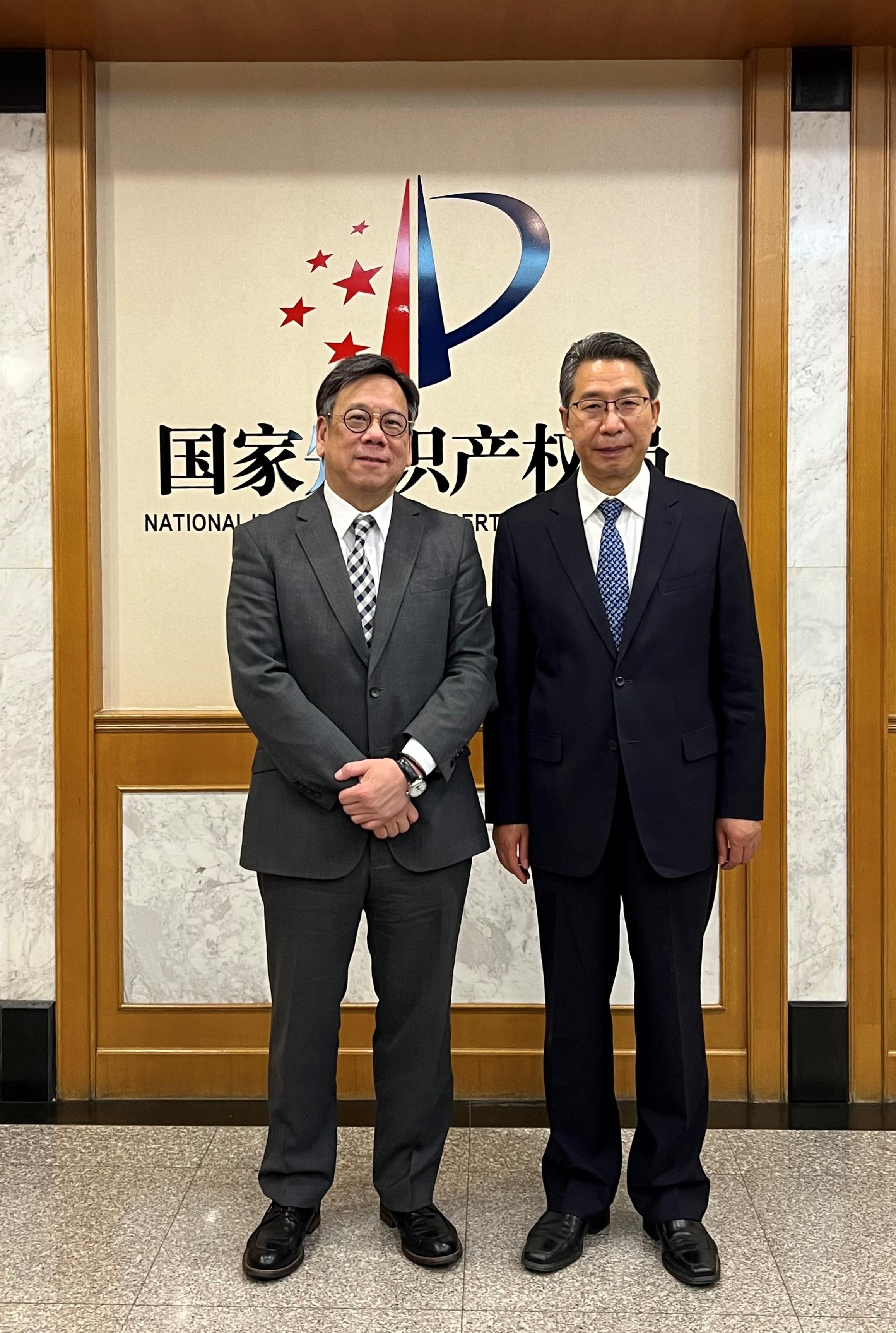The Secretary for Commerce and Economic Development, Mr Algernon Yau (right), met with the Commissioner of the China National Intellectual Property Administration, Dr Shen Changyu (right), in Beijing today (April 19) to exchange views on relevant scopes of work. 