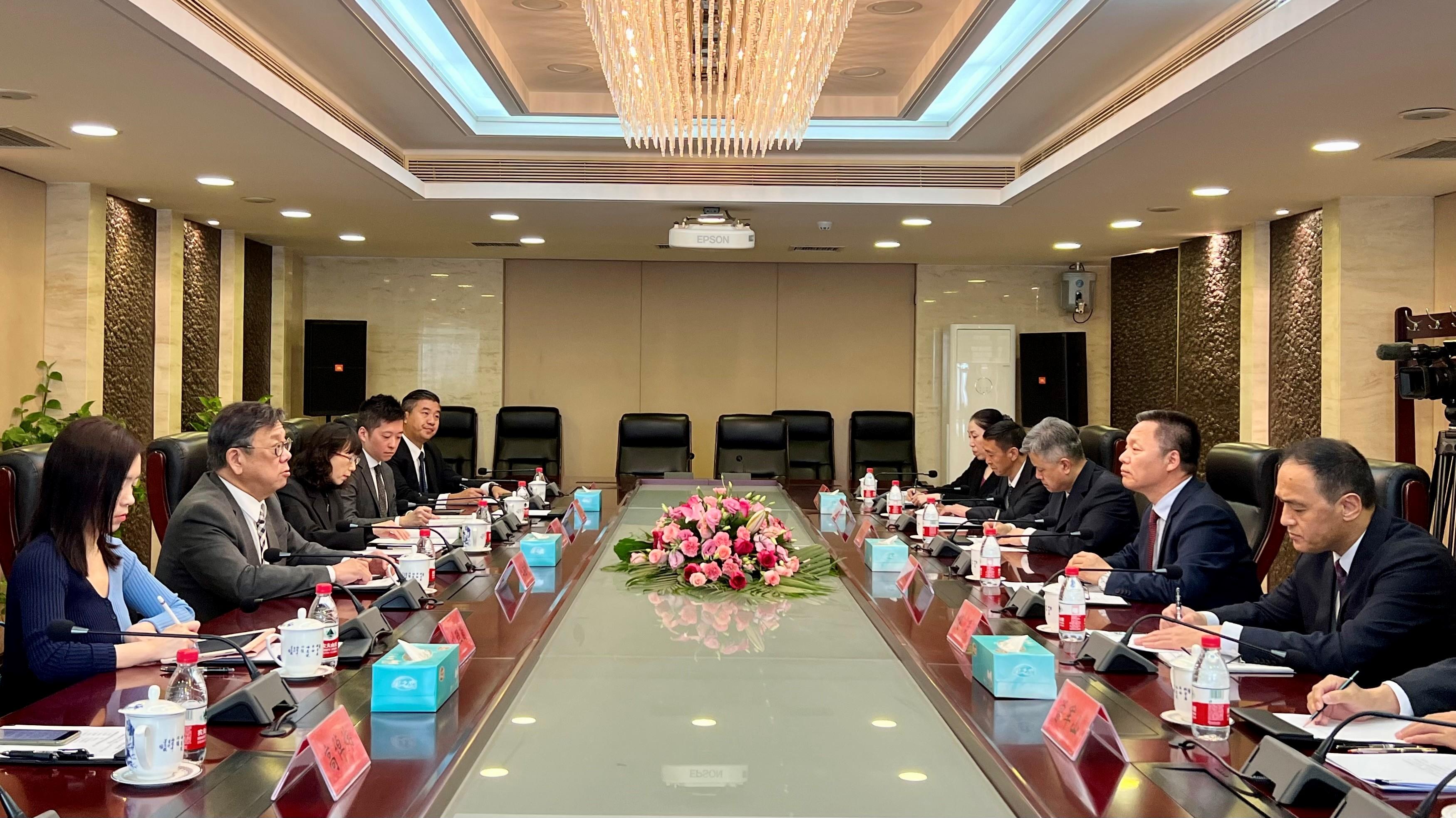The Secretary for Commerce and Economic Development, Mr Algernon Yau (second left), met with the Director General of the State Post Bureau, Mr Zhao Chongjiu (second right), in Beijing today (April 19) to discuss further collaboration. The Postmaster General, Miss Leonia Tai (third left), also attended the meeting.